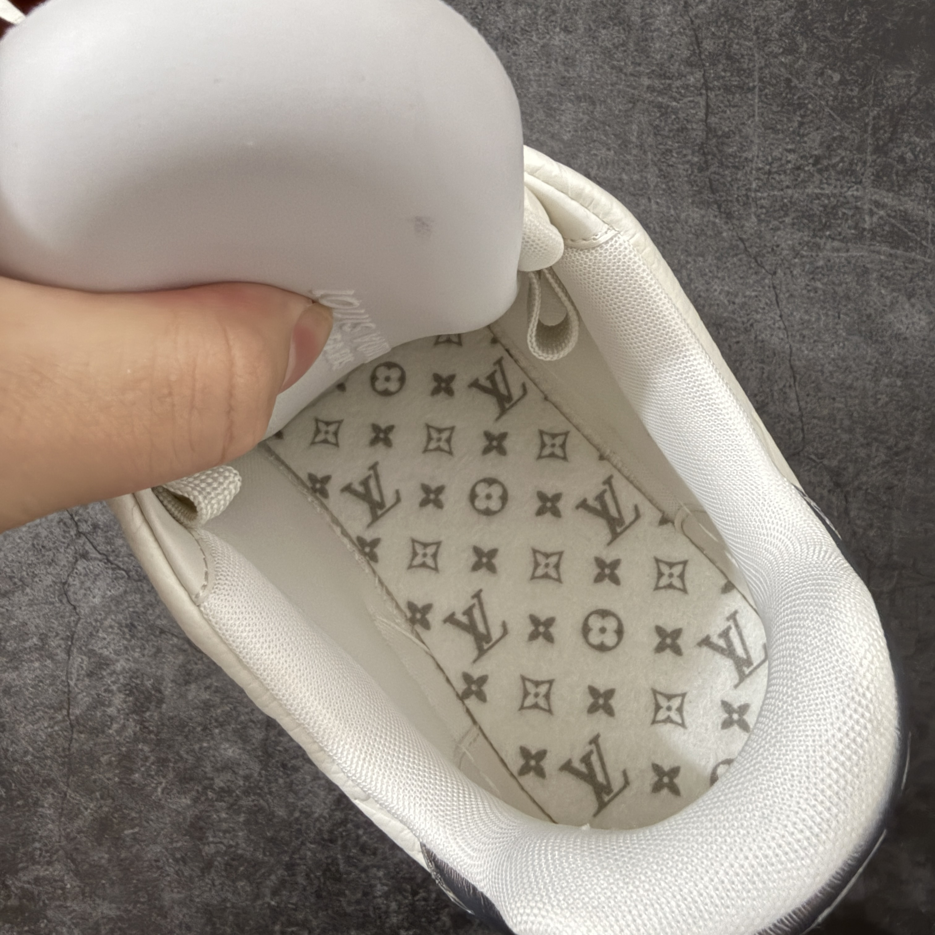 Louis Vuitton LV Trainer 路易威登 低筒 休闲鞋 板鞋 运动鞋 男鞋 女鞋 波鞋 米色拼灰色 1AKCFU
