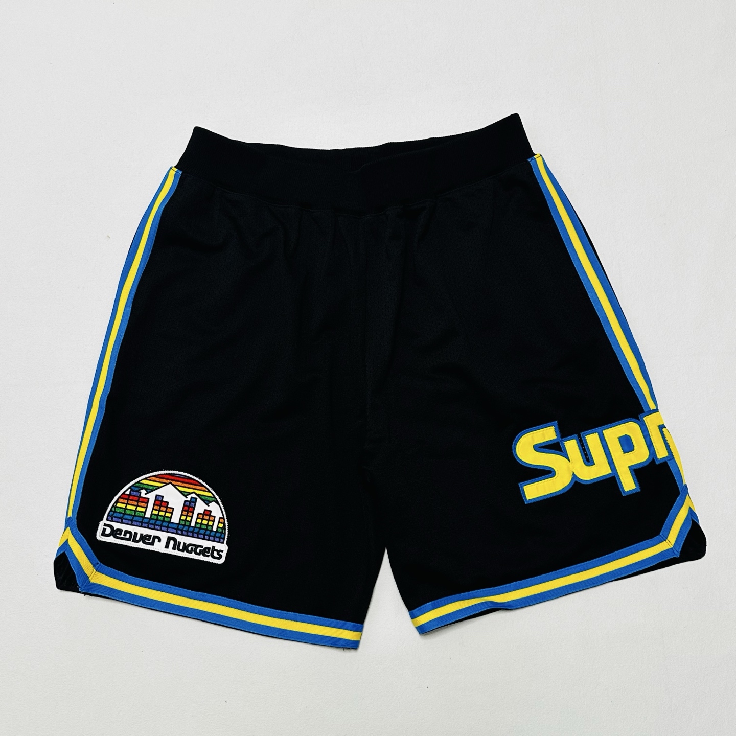 Supreme Mitchell Ness 联名款 掘金队撞色侧边条纹刺绣运动短裤 裤子 运动裤 五分裤 黑色