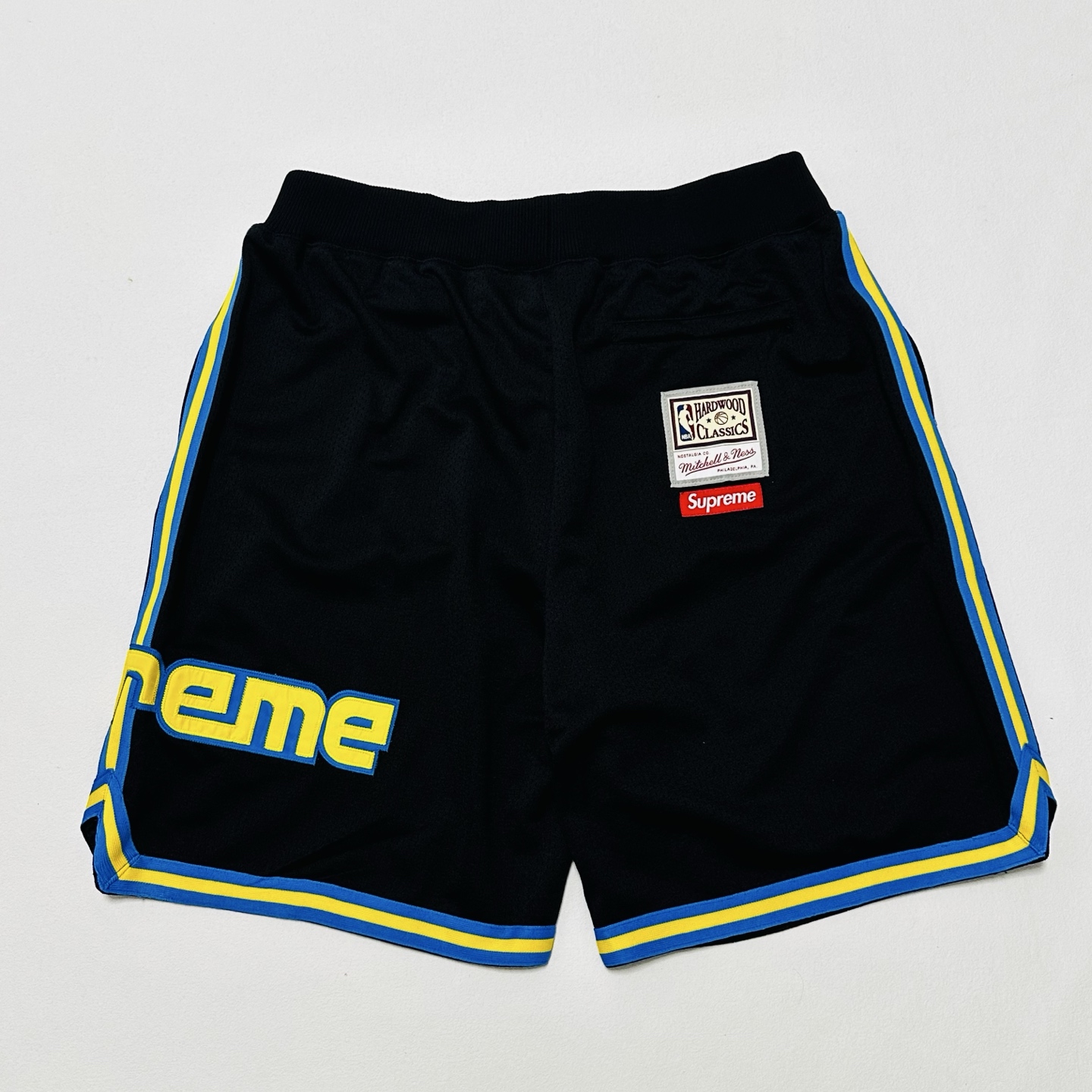 Supreme Mitchell Ness 联名款 掘金队撞色侧边条纹刺绣运动短裤 裤子 运动裤 五分裤 黑色