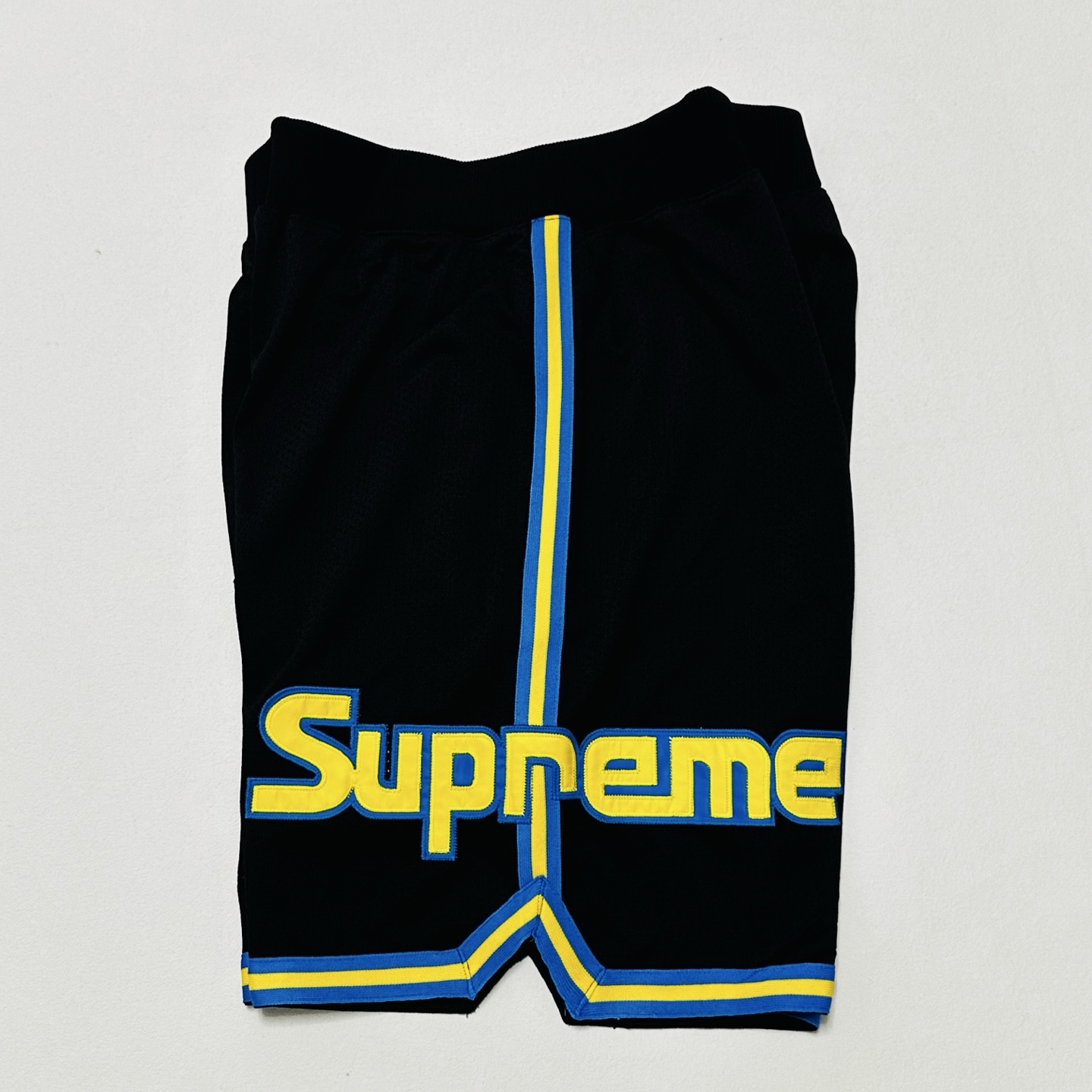 Supreme Mitchell Ness 联名款 掘金队撞色侧边条纹刺绣运动短裤 裤子 运动裤 五分裤 黑色