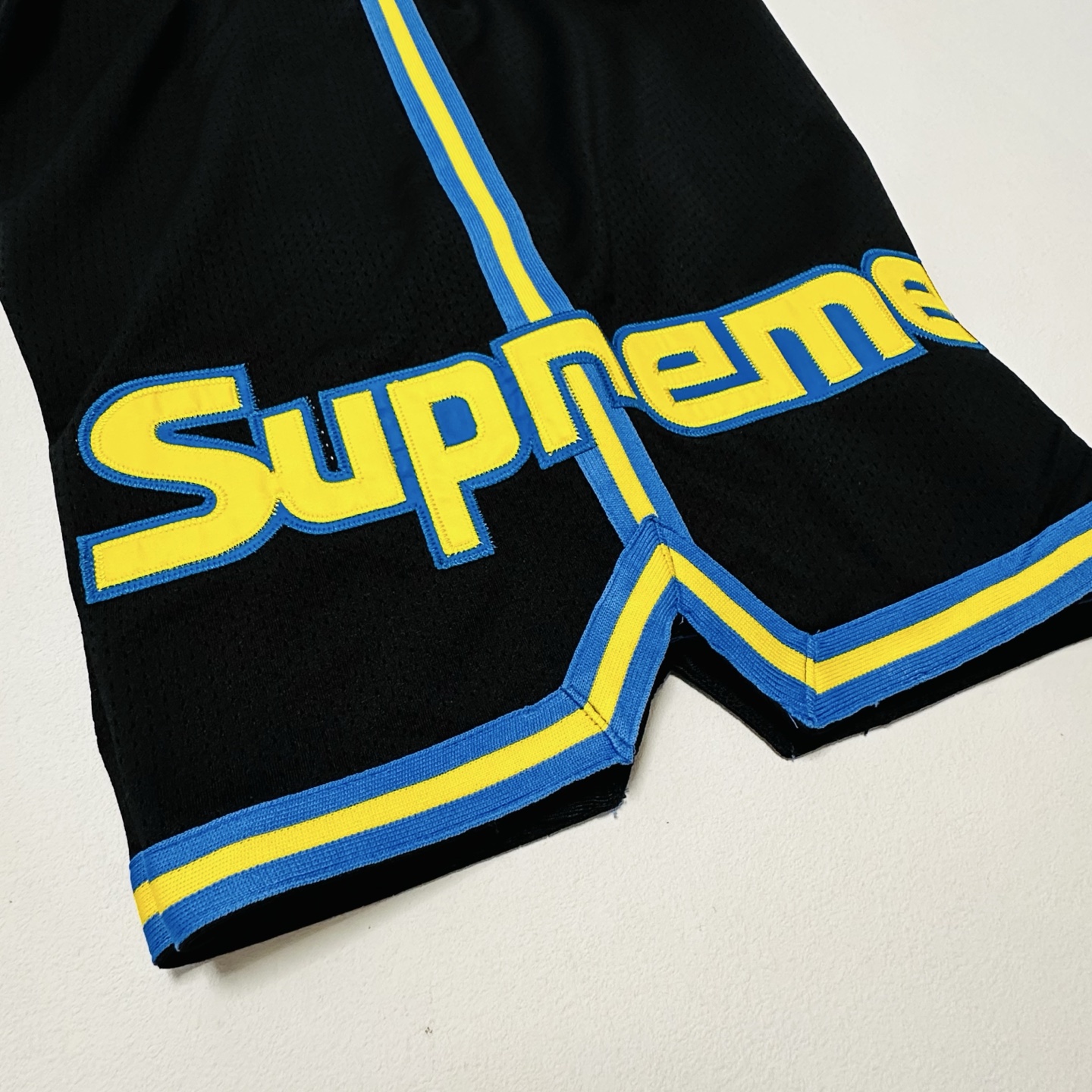 Supreme Mitchell Ness 联名款 掘金队撞色侧边条纹刺绣运动短裤 裤子 运动裤 五分裤 黑色