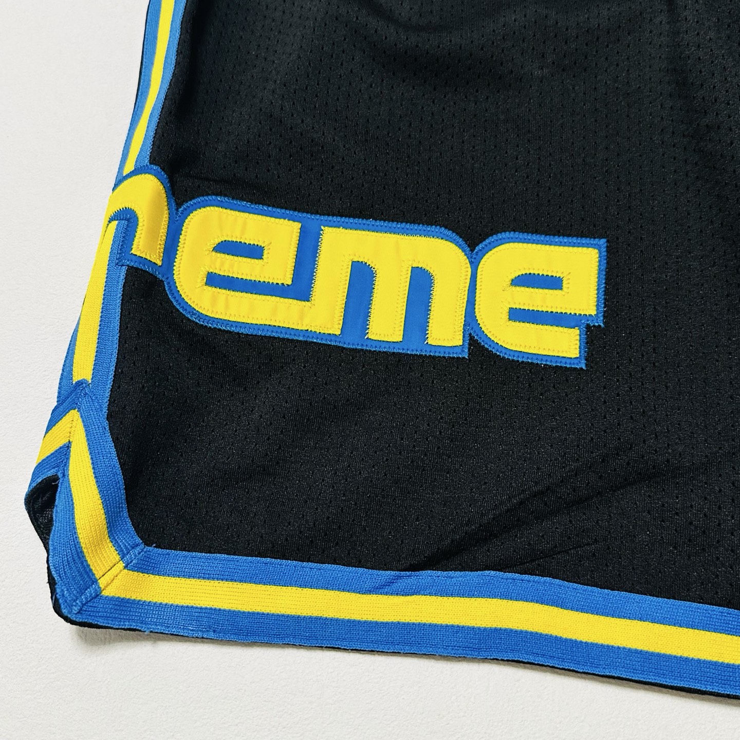 Supreme Mitchell Ness 联名款 掘金队撞色侧边条纹刺绣运动短裤 裤子 运动裤 五分裤 黑色