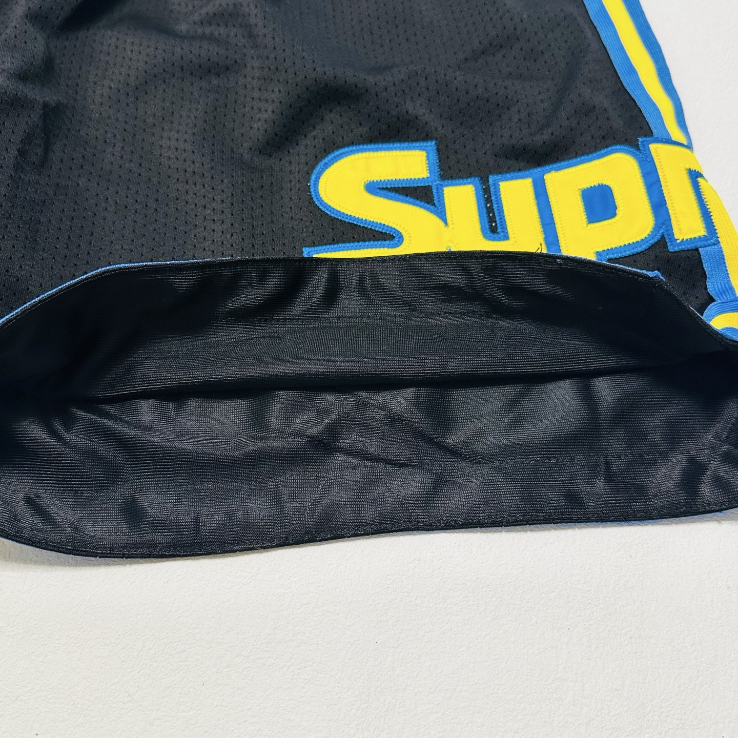 Supreme Mitchell Ness 联名款 掘金队撞色侧边条纹刺绣运动短裤 裤子 运动裤 五分裤 黑色