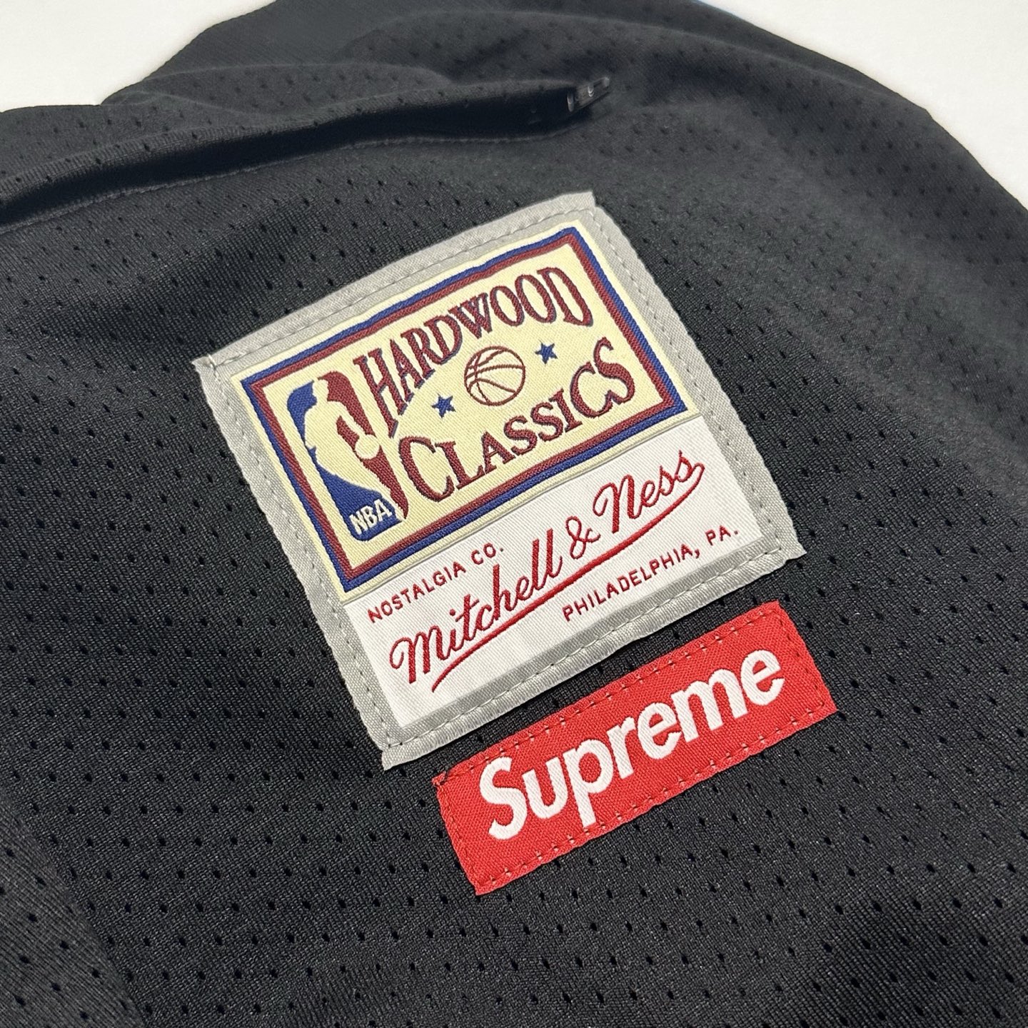 Supreme Mitchell Ness 联名款 掘金队撞色侧边条纹刺绣运动短裤 裤子 运动裤 五分裤 黑色
