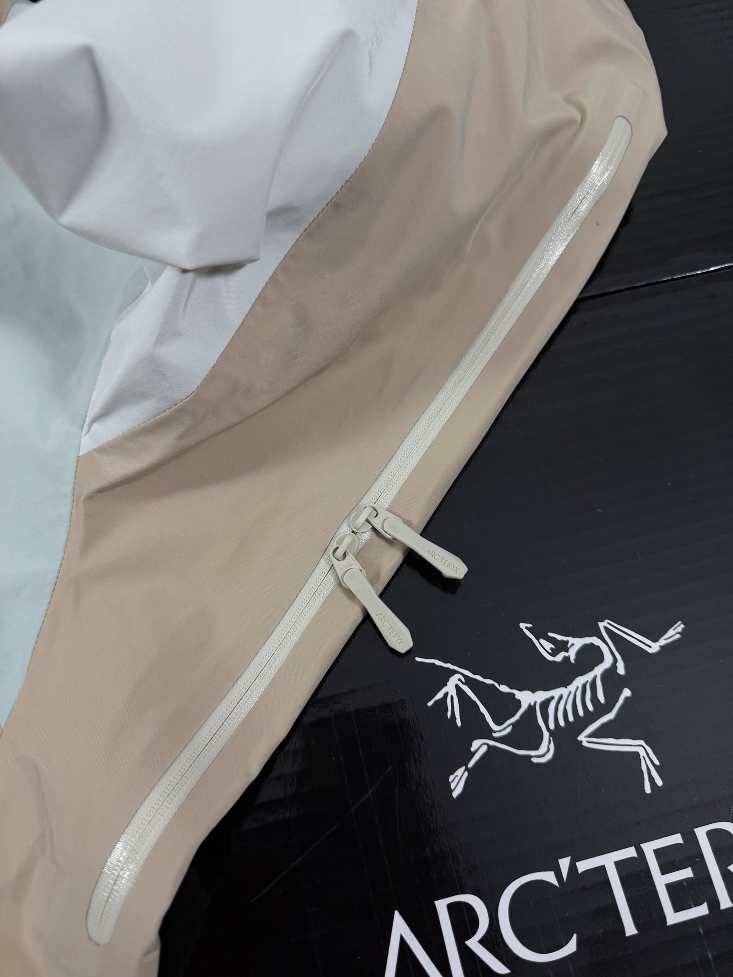 台州 Arcteryx 始祖鸟LW BETA LIGHTWEIGHT JACKET 硬壳轻薄 徒步 透气防水防风 冲锋衣 男女同款B5-G28-X000006510