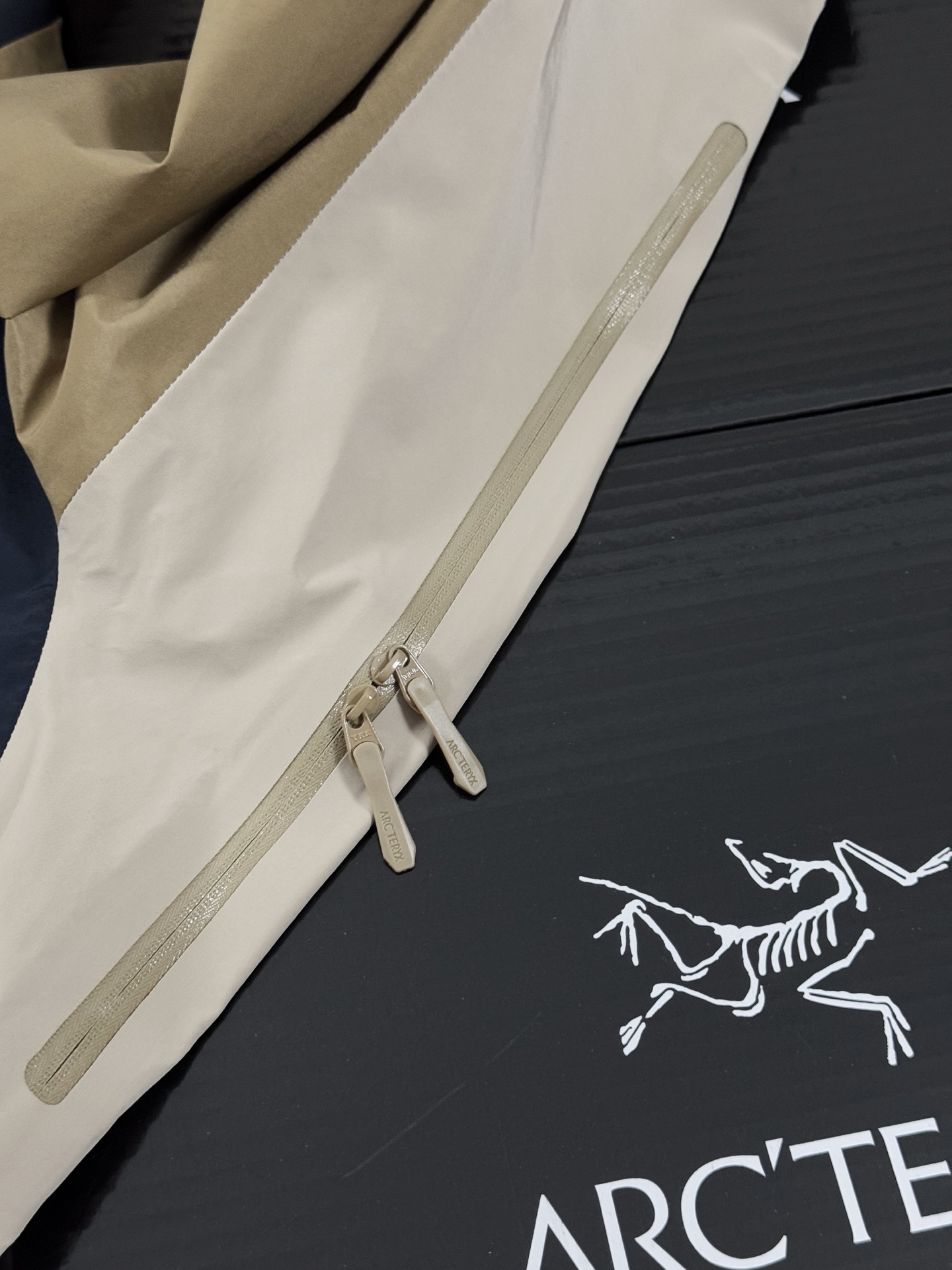 台州 Arcteryx 始祖鸟LW BETA LIGHTWEIGHT JACKET 硬壳轻薄 徒步 透气防水防风 冲锋衣 男女同款B5-G28-X000006510
