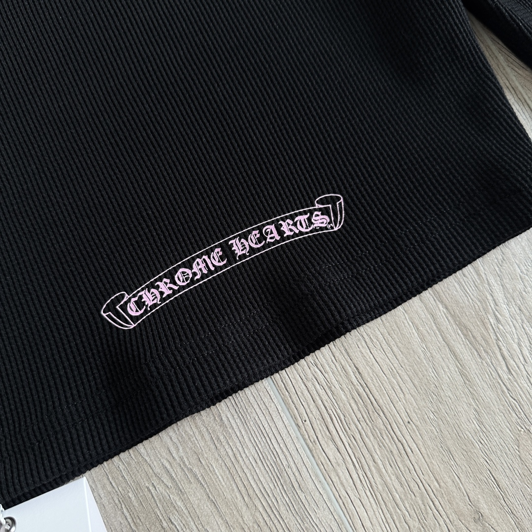 Chrome Hearts CH 克罗心 华夫格粉色梵文印花圆领短款T恤 长袖 女款 黑色