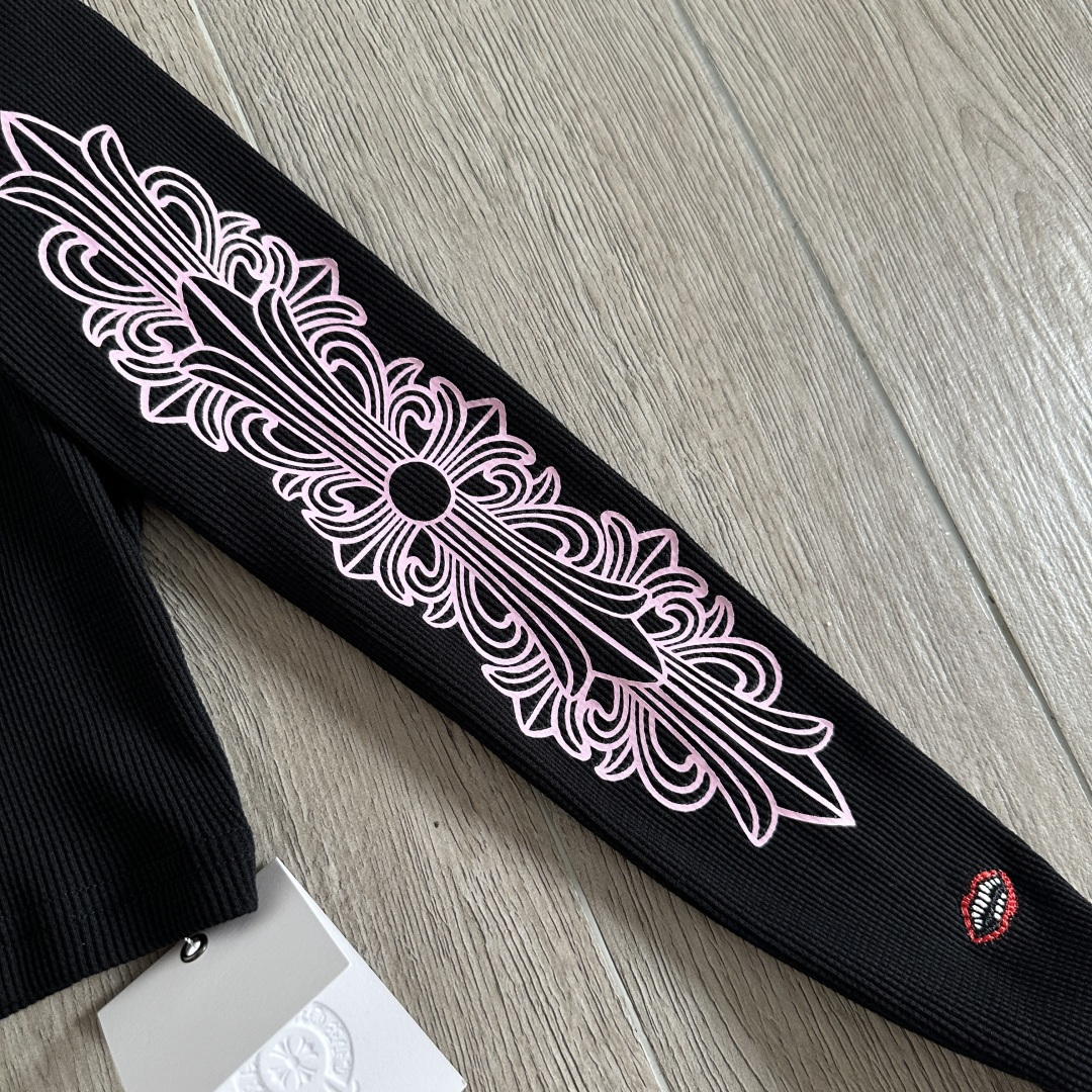 Chrome Hearts CH 克罗心 华夫格粉色梵文印花圆领短款T恤 长袖 女款 黑色