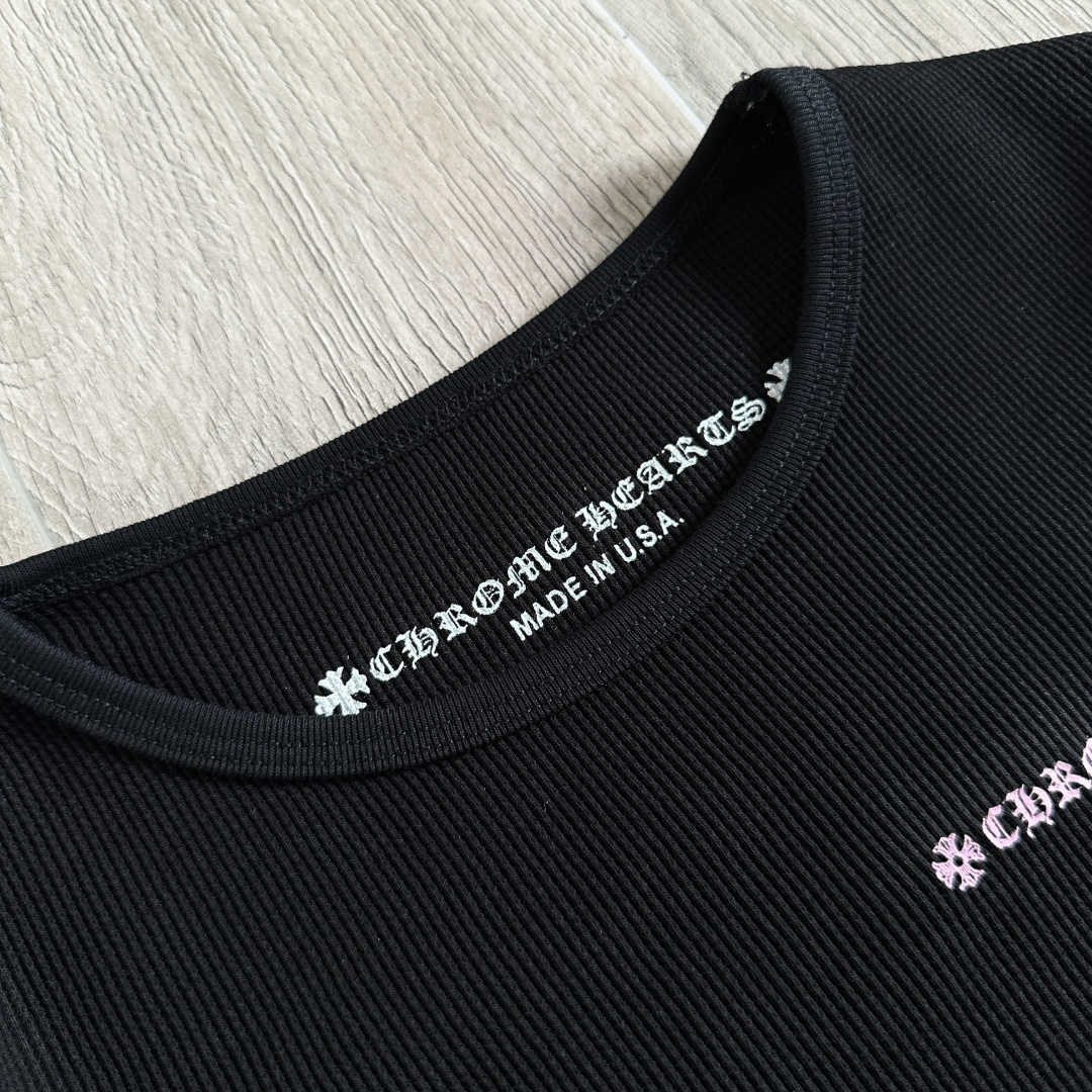 Chrome Hearts CH 克罗心 华夫格粉色梵文印花圆领短款T恤 长袖 女款 黑色