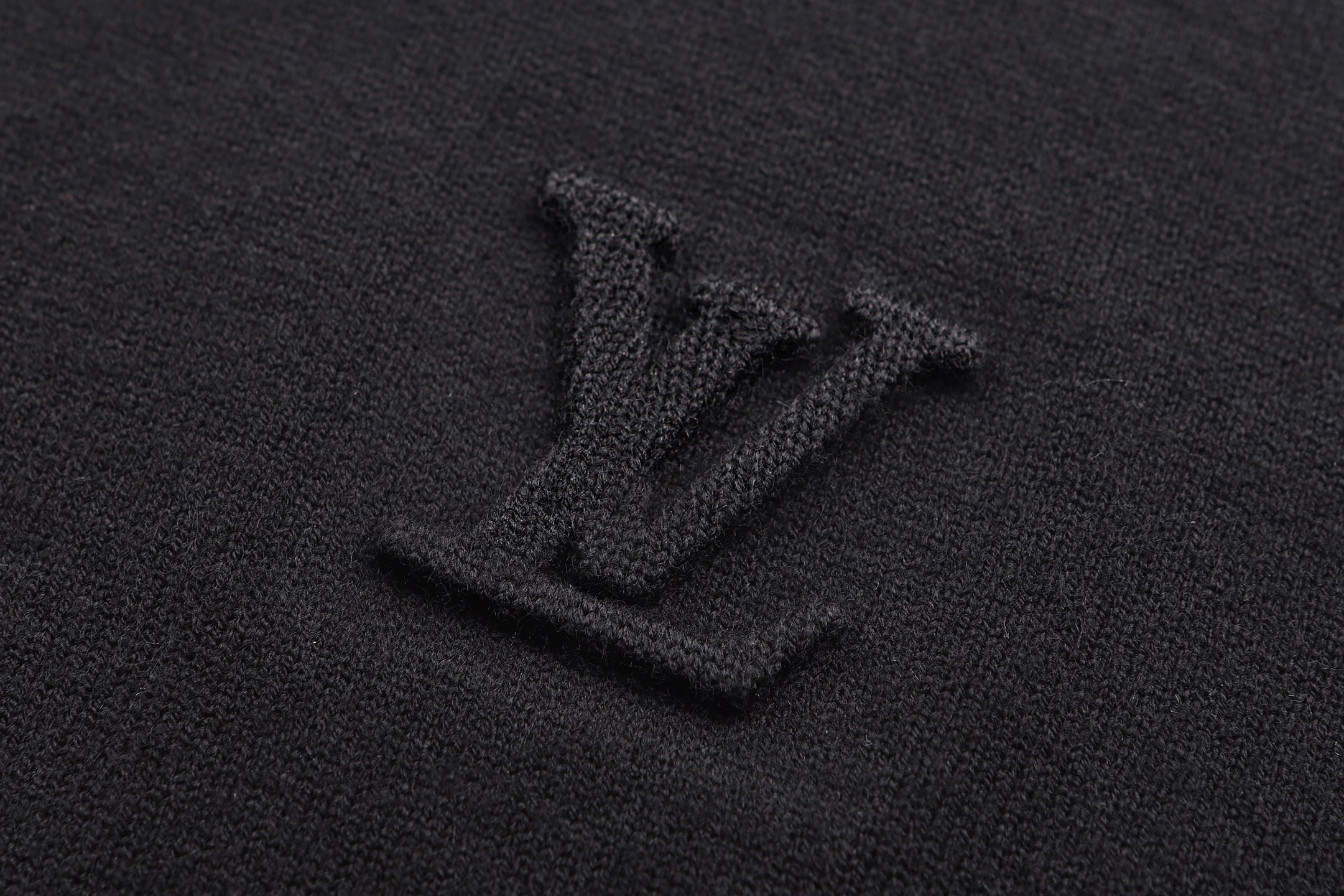 LOUIS VUITTON 路易威登 浮雕压花logo标识拉链立领开衫 毛衣 针织衫 外套 秋冬 灰色 黑色 B0