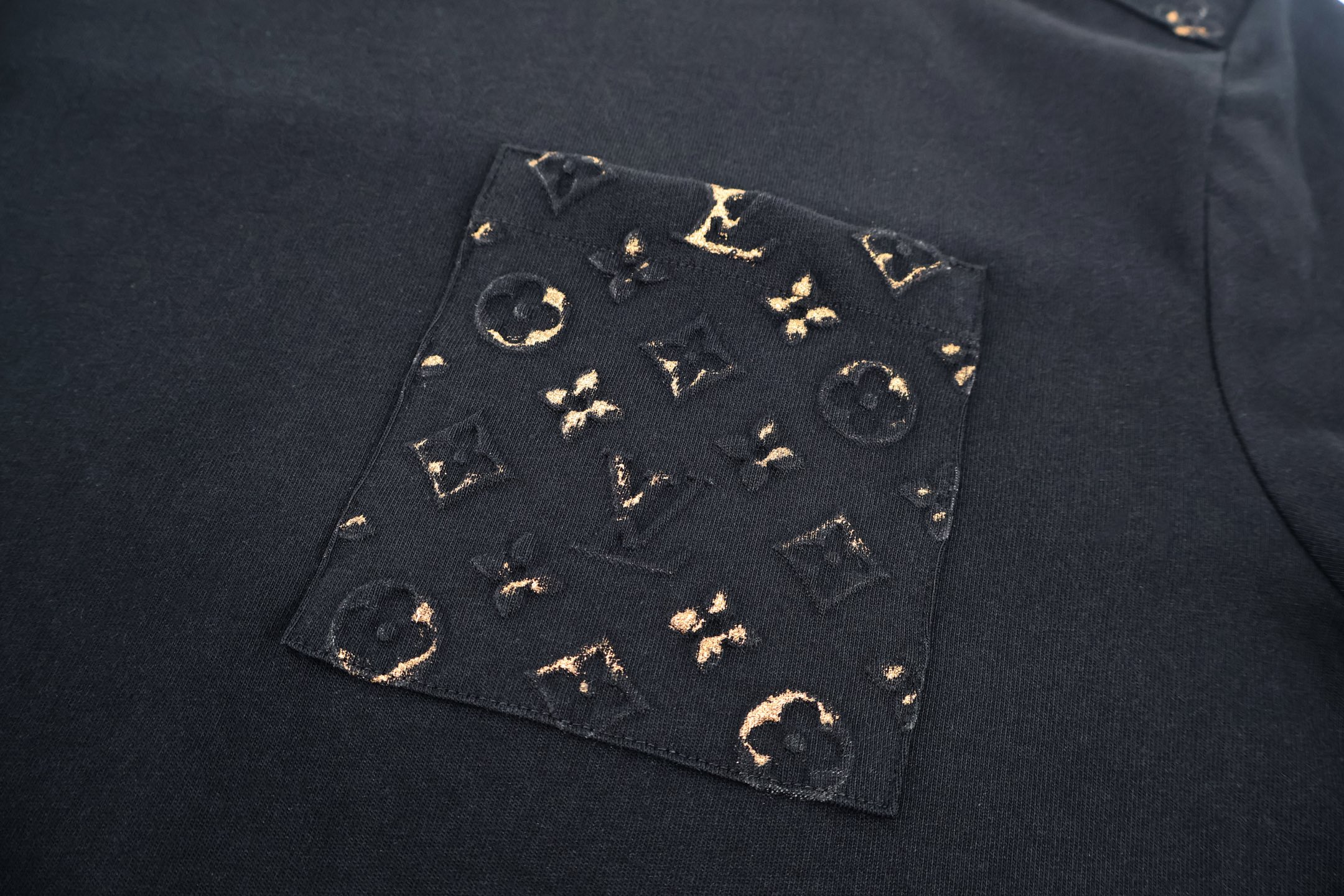 LOUIS VUITTON 路易威登 LV 烫金油墨压花圆领短袖 T恤 夏款 黑色 粉色 A2 