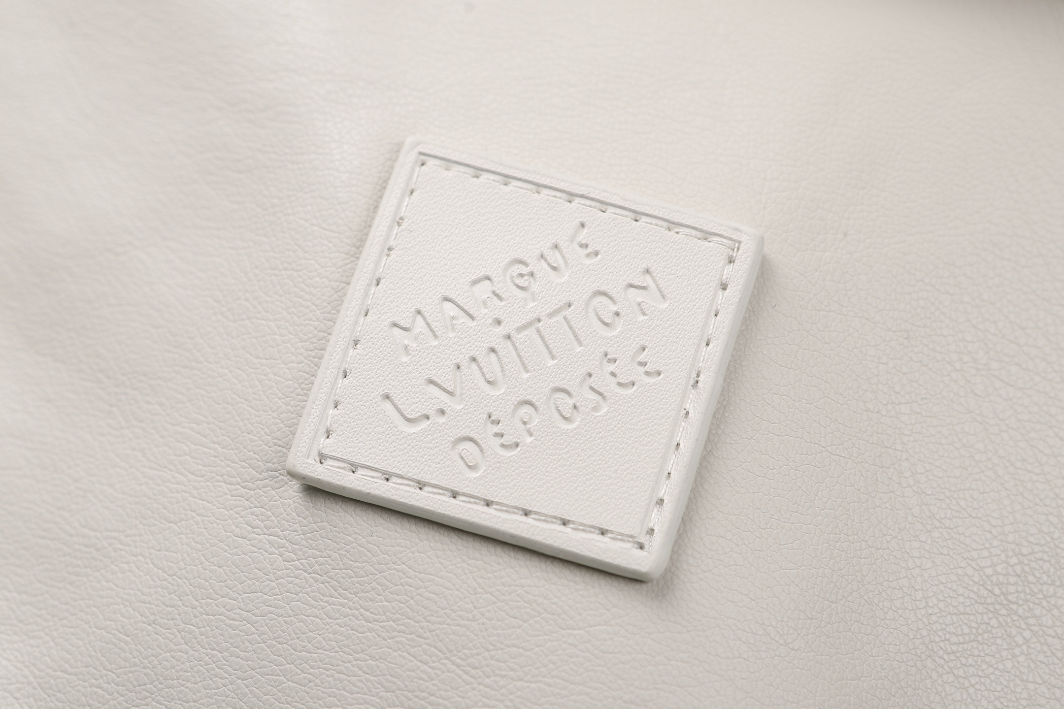 LOUIS VUITTON 路易威登 皮革刺绣标识衬衫 皮衣 外套 白色 B5