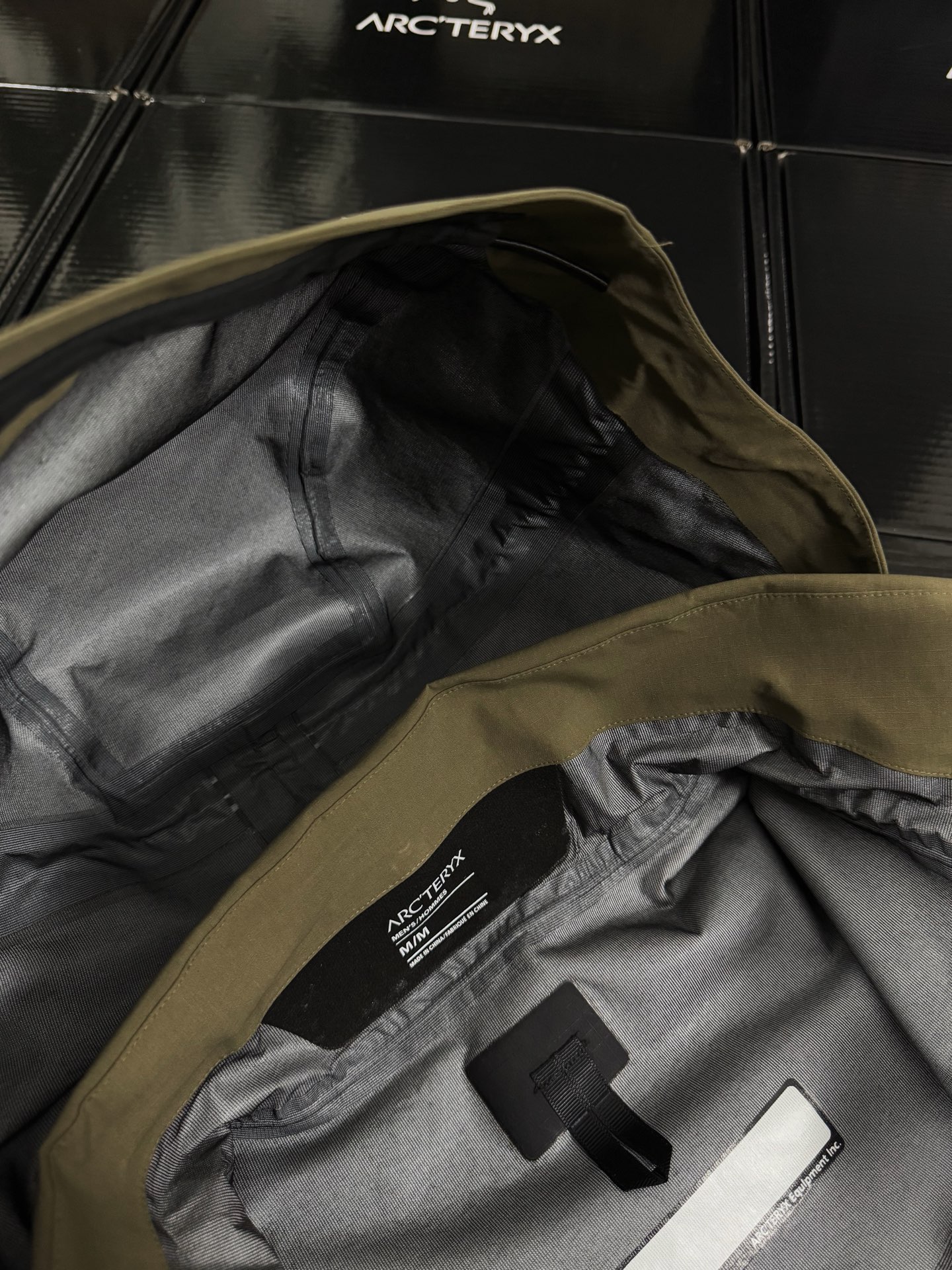 G06台州 Arcteryx 始祖鸟ALPHA JACKET GEN2 GTX 军鸟硬壳轻薄 徒步 透气防水防风 冲锋衣 男款 军绿色 B5-18863