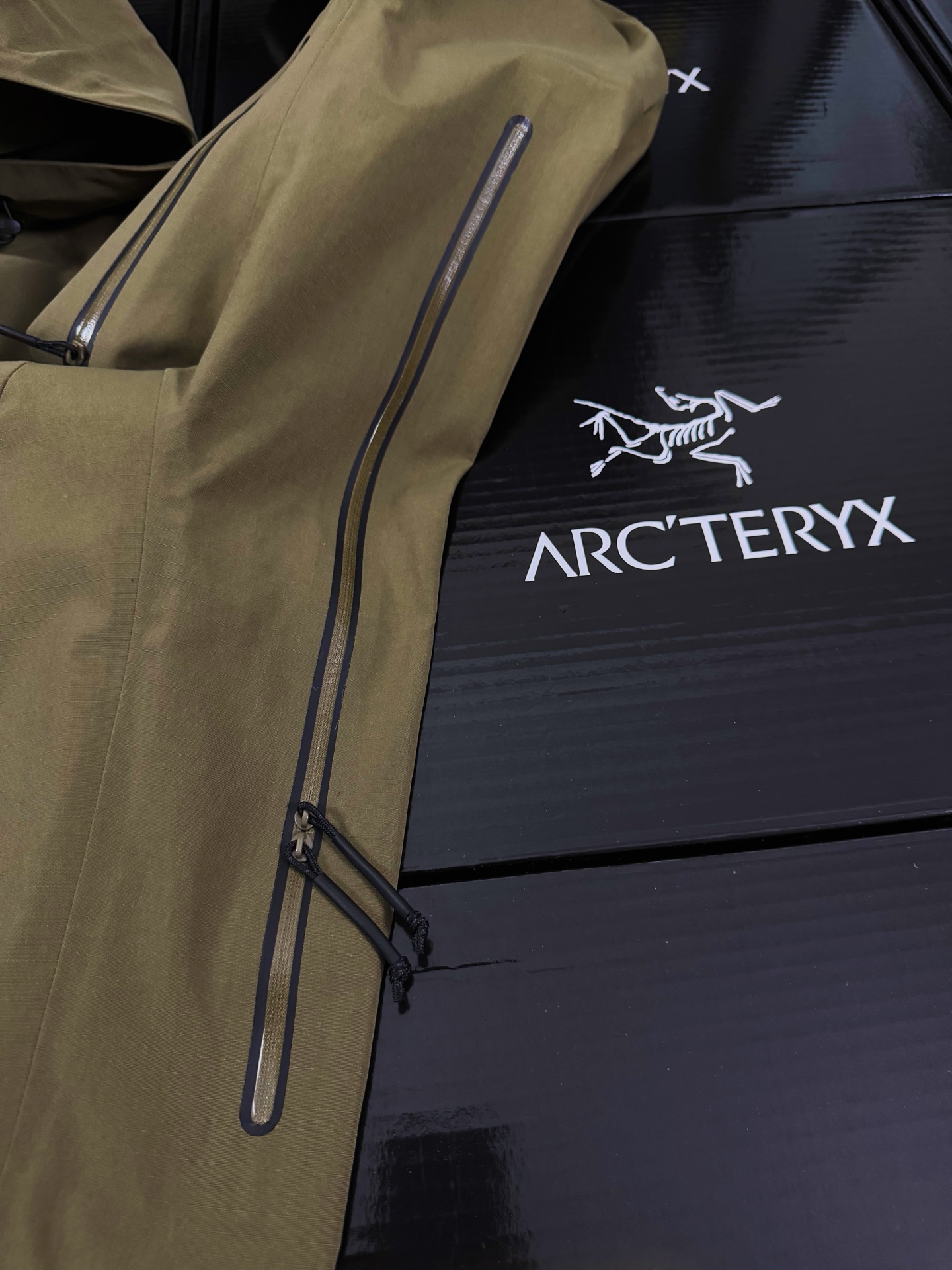 G06台州 Arcteryx 始祖鸟ALPHA JACKET GEN2 GTX 军鸟硬壳轻薄 徒步 透气防水防风 冲锋衣 男款 军绿色 B5-18863