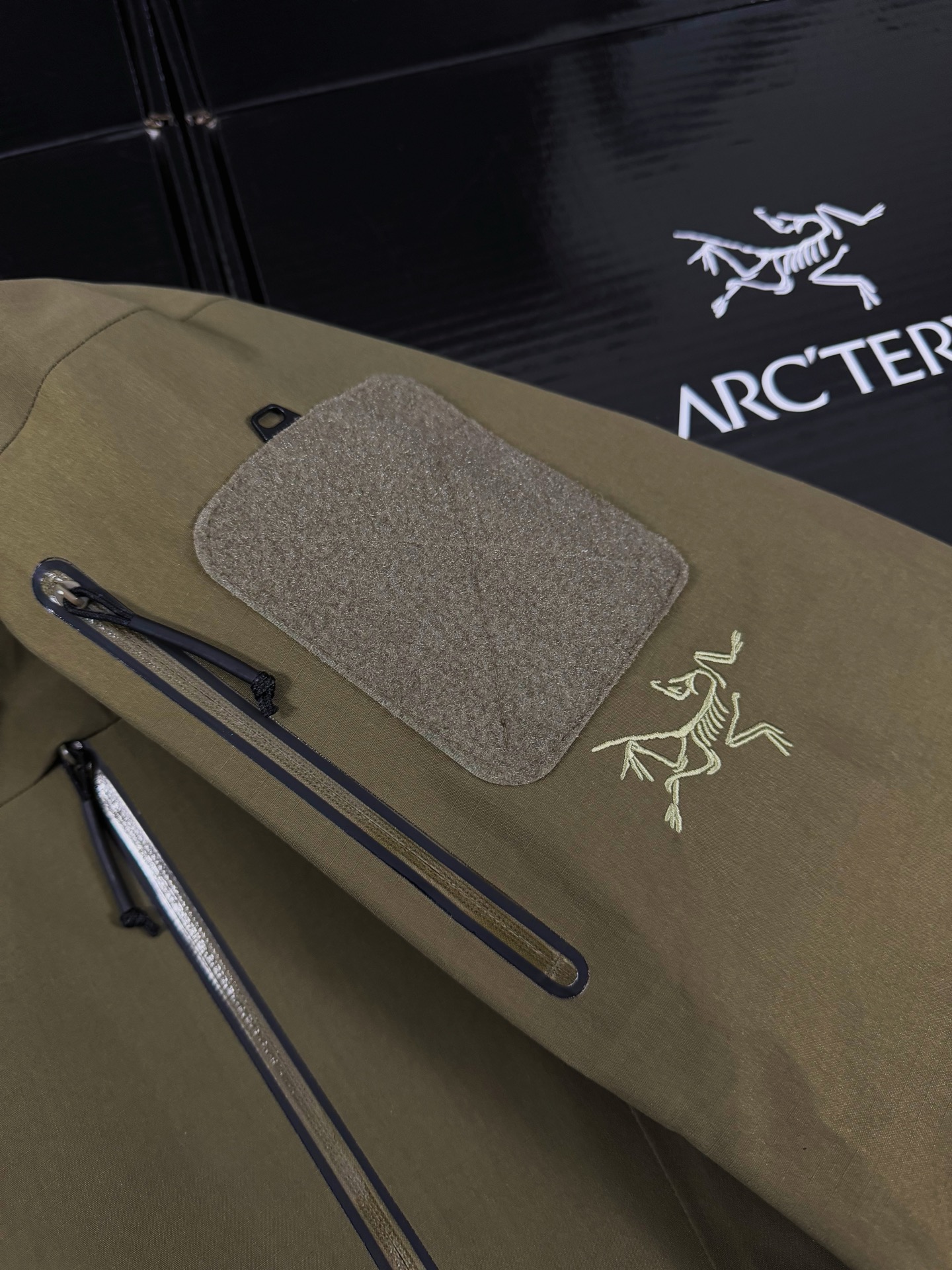 G06台州 Arcteryx 始祖鸟ALPHA JACKET GEN2 GTX 军鸟硬壳轻薄 徒步 透气防水防风 冲锋衣 男款 军绿色 B5-18863