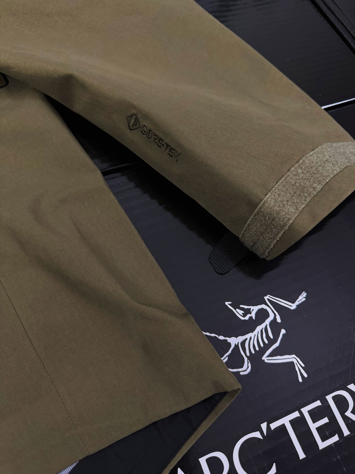 G06台州 Arcteryx 始祖鸟ALPHA JACKET GEN2 GTX 军鸟硬壳轻薄 徒步 透气防水防风 冲锋衣 男款 军绿色 B5-18863