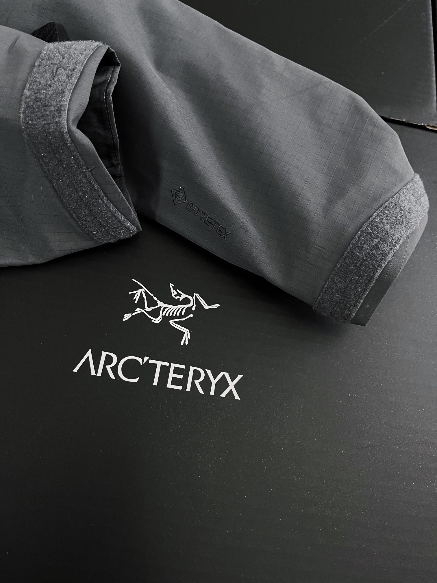 G06台州 Arcteryx 始祖鸟ALPHA JACKET GEN2 GTX 军鸟硬壳轻薄 徒步 透气防水防风 冲锋衣 男款 灰色 B5-18863