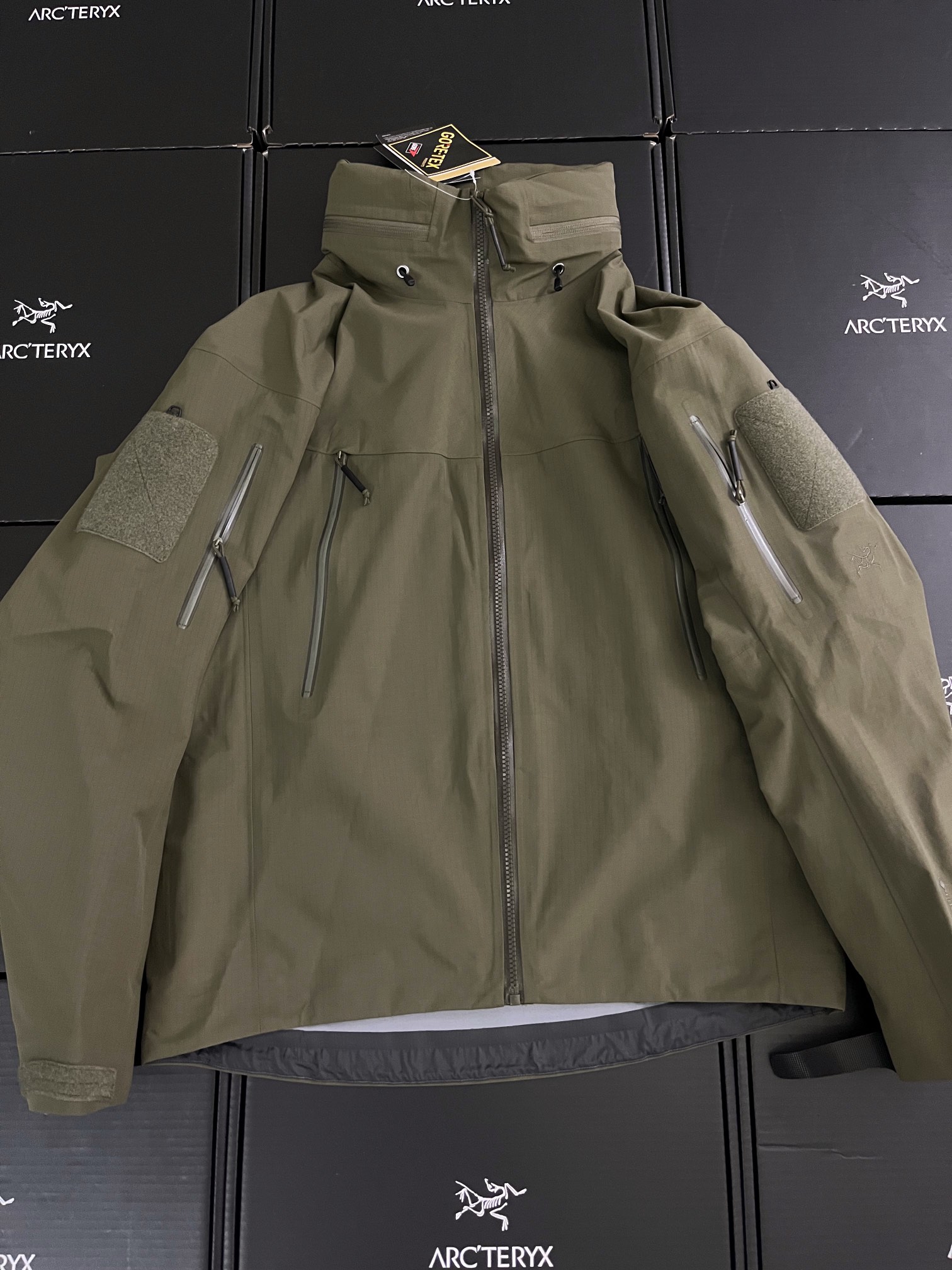 G06台州 Arcteryx 始祖鸟ALPHA JACKET GEN2 GTX 军鸟硬壳轻薄 徒步 透气防水防风 冲锋衣 男款橄榄绿 B5-18863