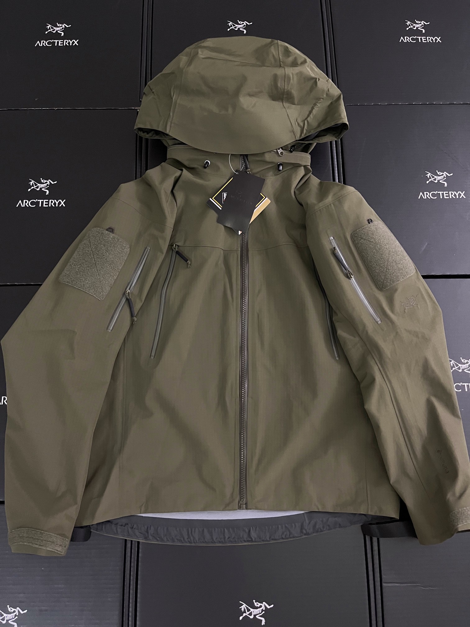 G06台州 Arcteryx 始祖鸟ALPHA JACKET GEN2 GTX 军鸟硬壳轻薄 徒步 透气防水防风 冲锋衣 男款橄榄绿 B5-18863