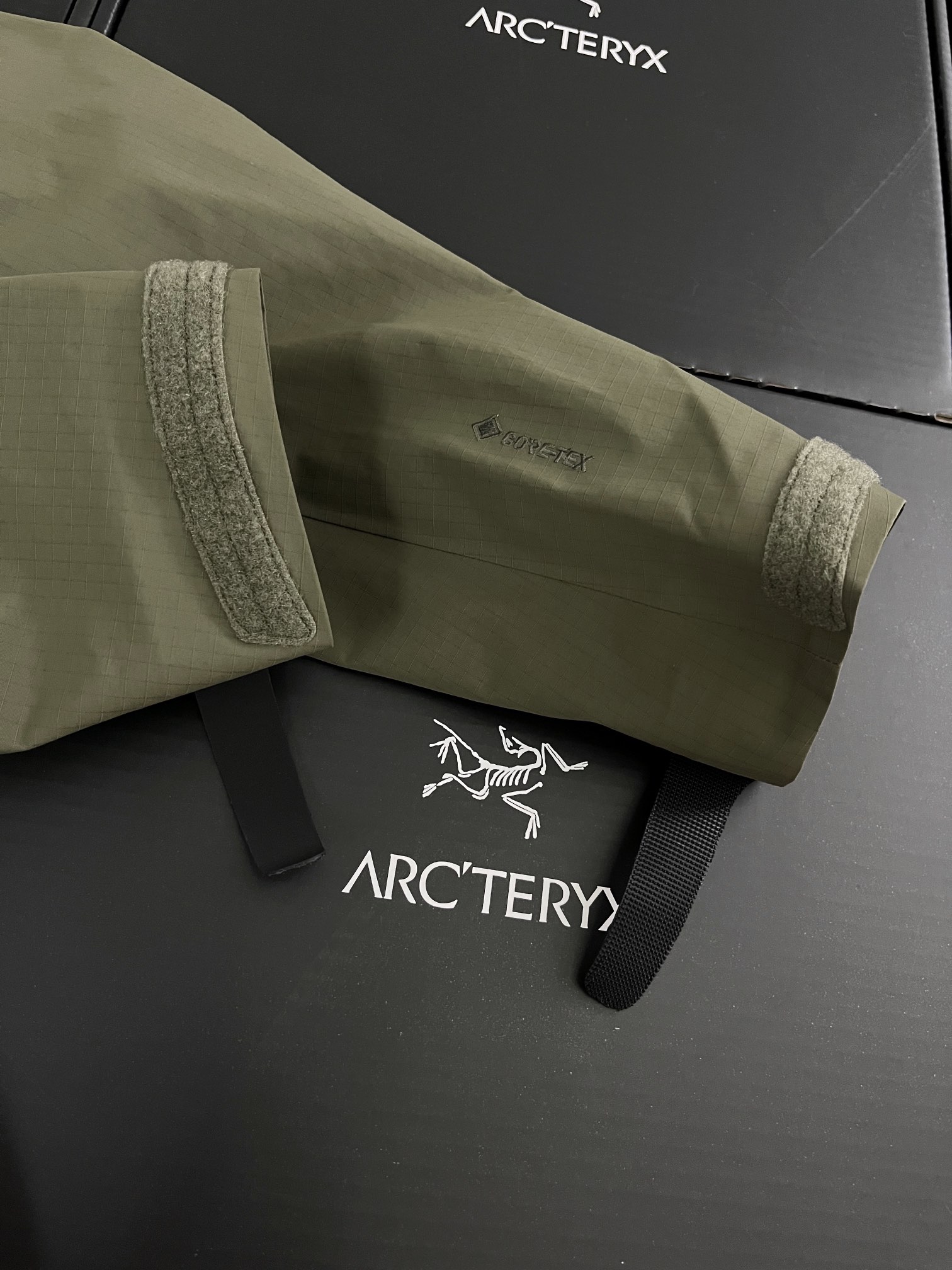 G06台州 Arcteryx 始祖鸟ALPHA JACKET GEN2 GTX 军鸟硬壳轻薄 徒步 透气防水防风 冲锋衣 男款橄榄绿 B5-18863