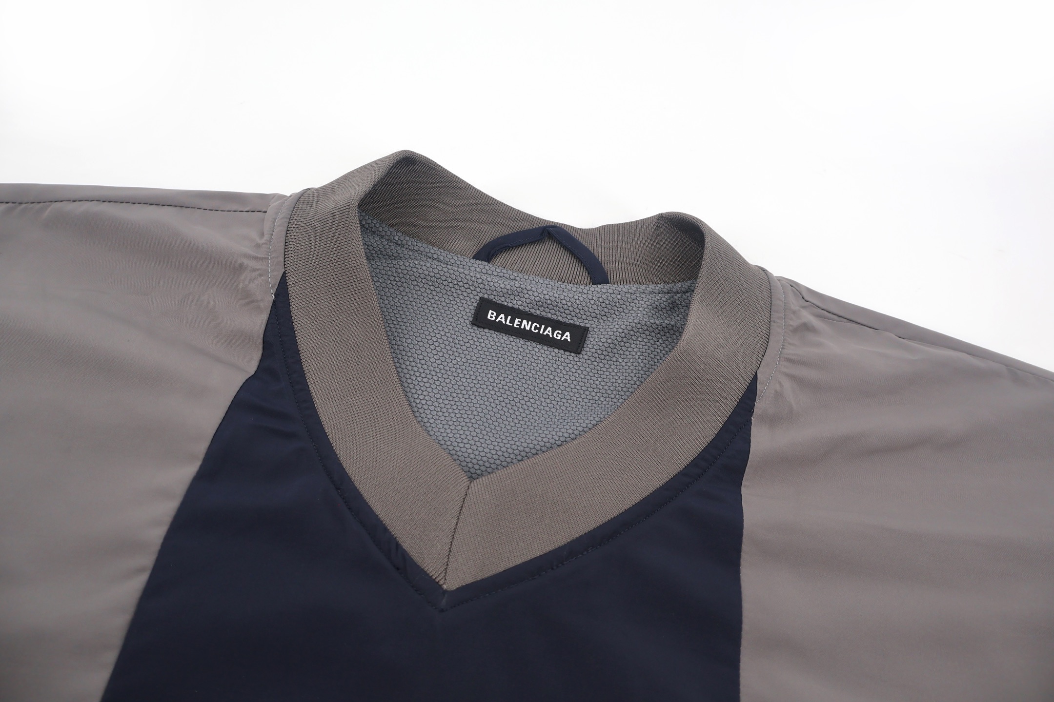 [Copy]Balenciaga 巴黎世家 撞色拼接曼联标识刺绣V领球衣 T恤 卫衣 长袖 秋冬 红色 蓝色 B0