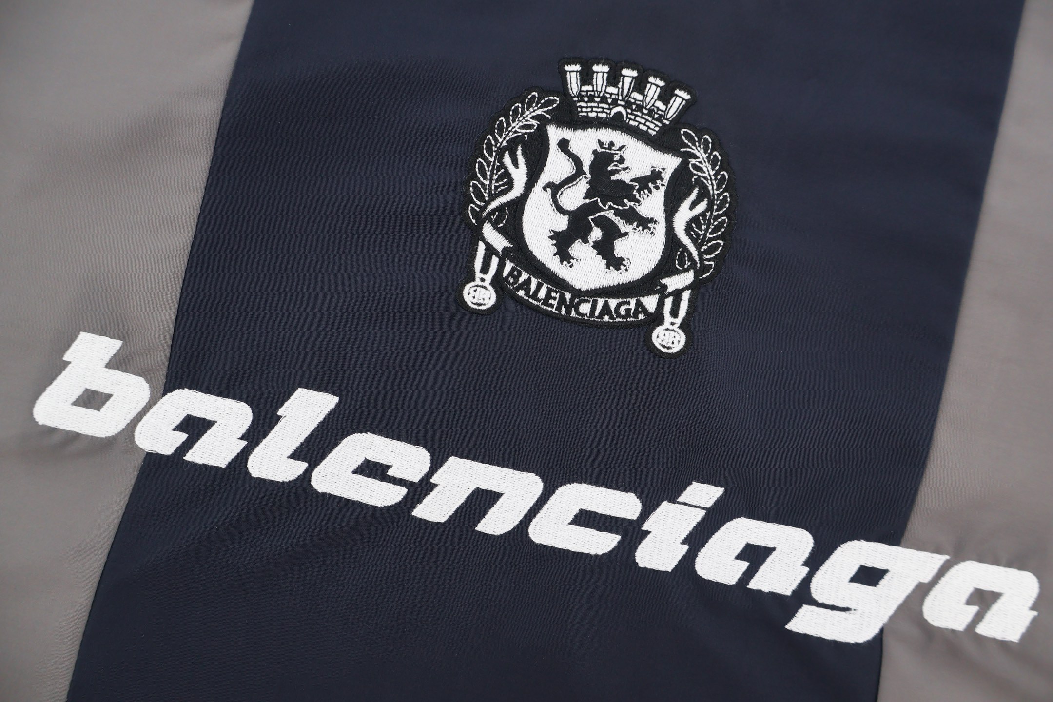 [Copy]Balenciaga 巴黎世家 撞色拼接曼联标识刺绣V领球衣 T恤 卫衣 长袖 秋冬 红色 蓝色 B0