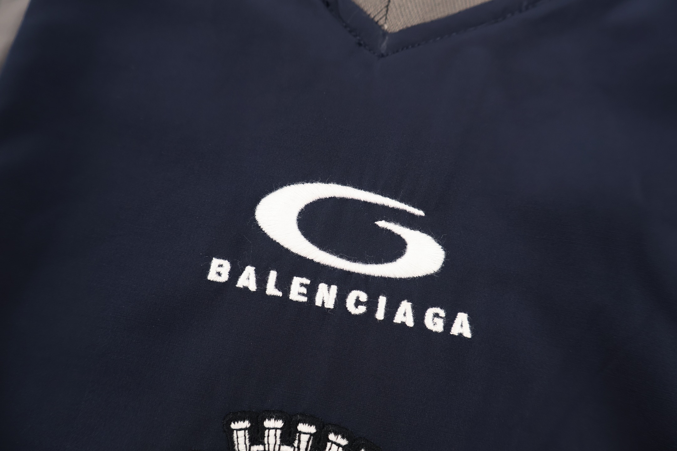 [Copy]Balenciaga 巴黎世家 撞色拼接曼联标识刺绣V领球衣 T恤 卫衣 长袖 秋冬 红色 蓝色 B0