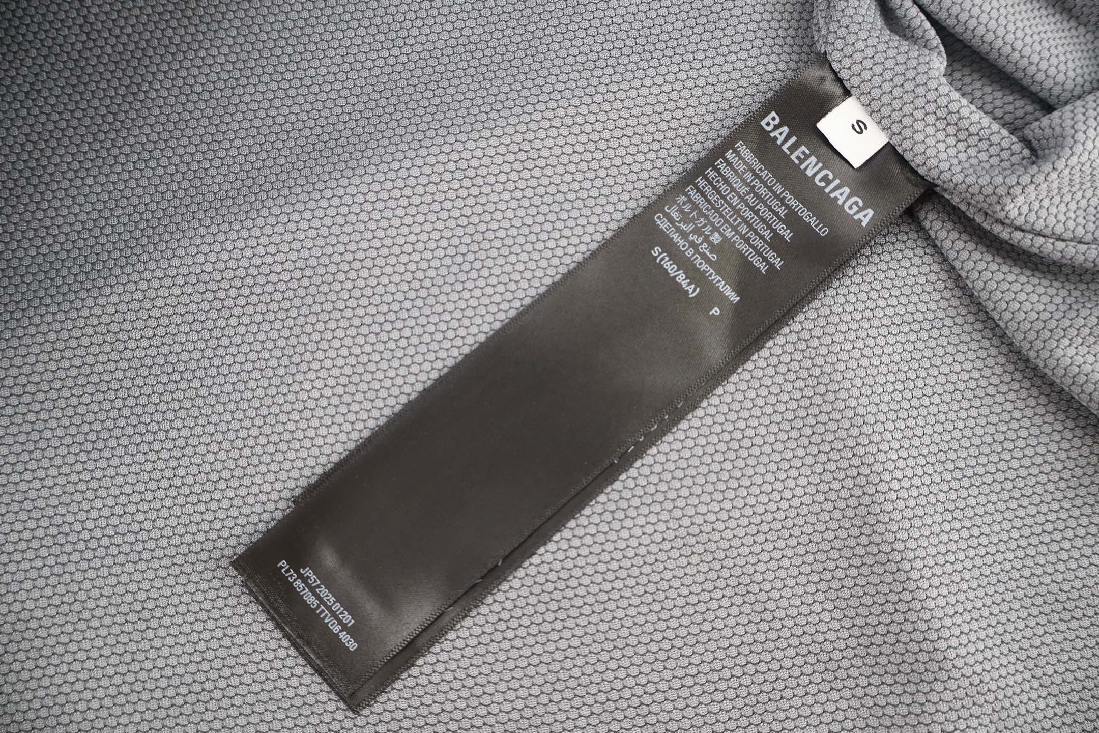 [Copy]Balenciaga 巴黎世家 撞色拼接曼联标识刺绣V领球衣 T恤 卫衣 长袖 秋冬 红色 蓝色 B0