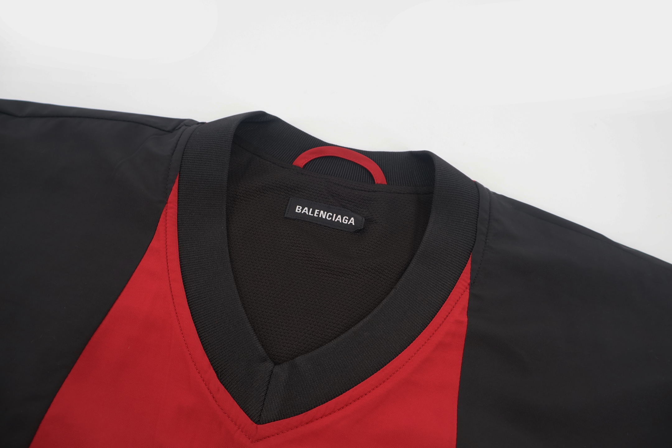 [Copy]Balenciaga 巴黎世家 撞色拼接曼联标识刺绣V领球衣 T恤 卫衣 长袖 秋冬 红色 蓝色 B0