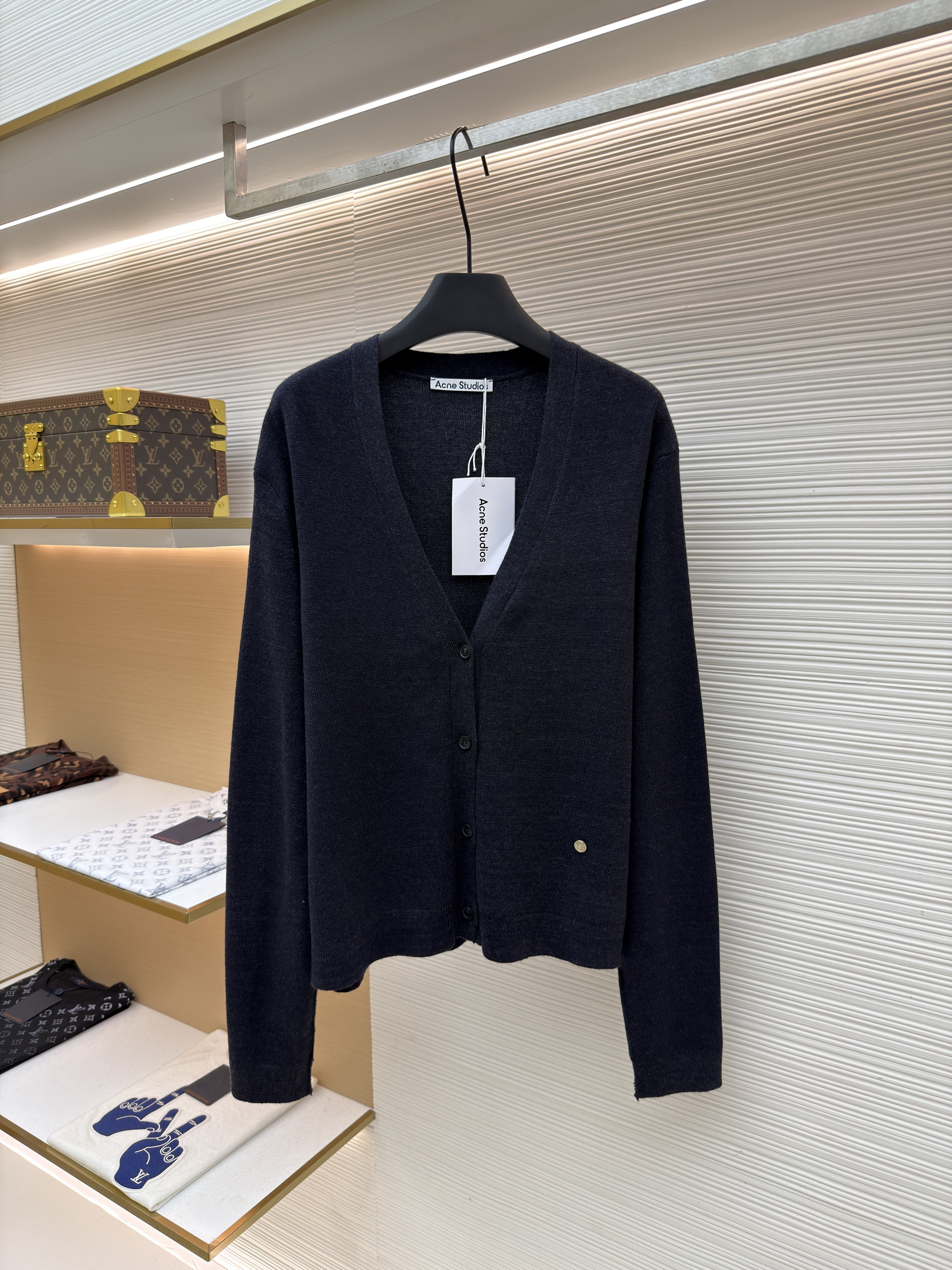 Acne Studios V领金属小圆标羊毛开衫 毛衣 针织衫 长袖 黑色 B0