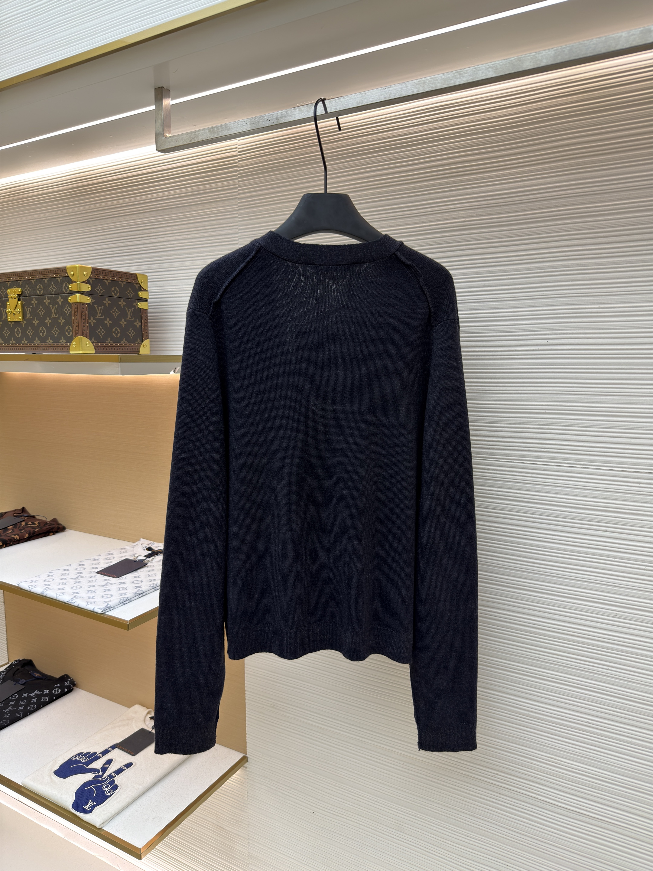 Acne Studios V领金属小圆标羊毛开衫 毛衣 针织衫 长袖 黑色 B0