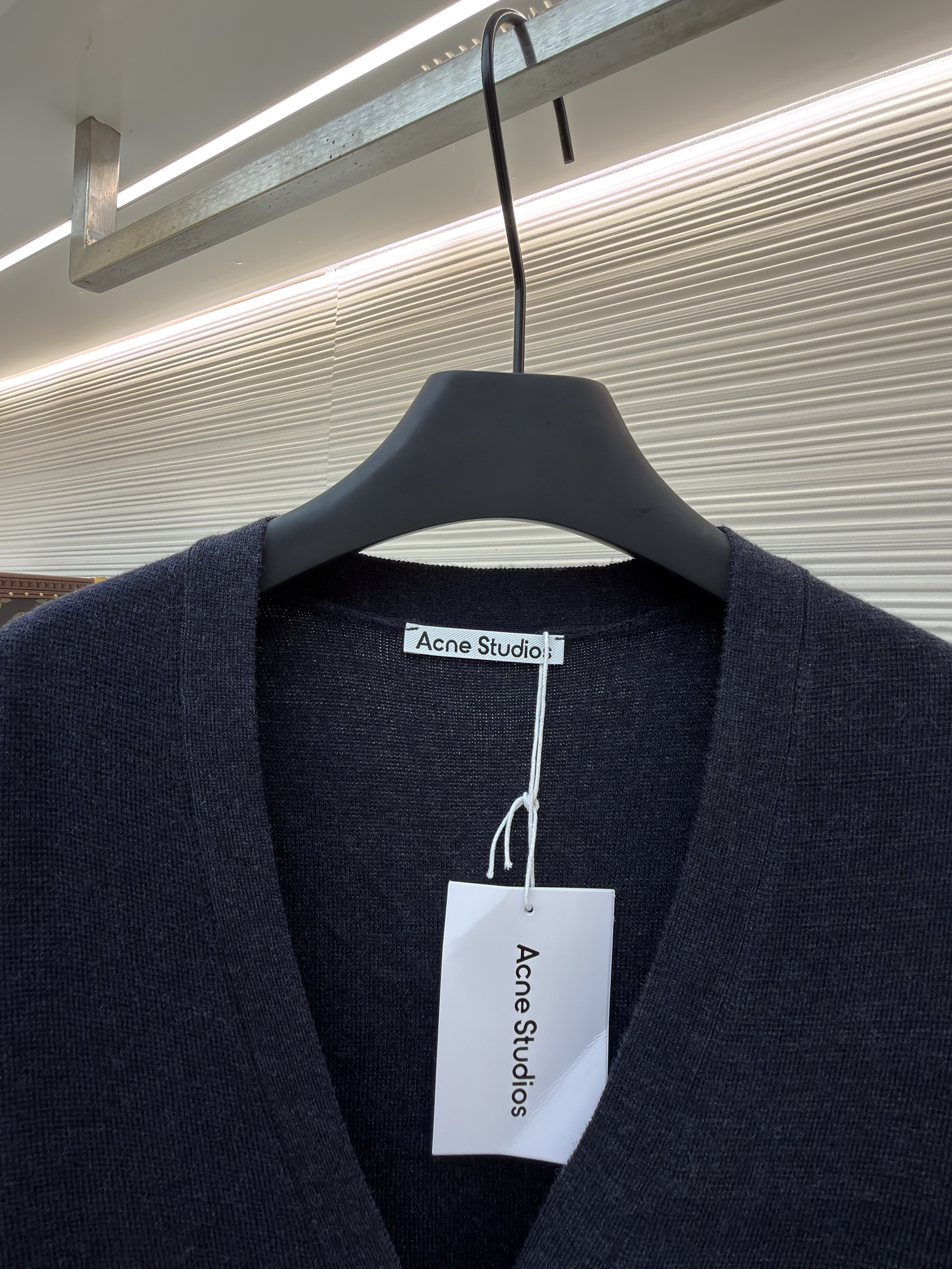 Acne Studios V领金属小圆标羊毛开衫 毛衣 针织衫 长袖 黑色 B0