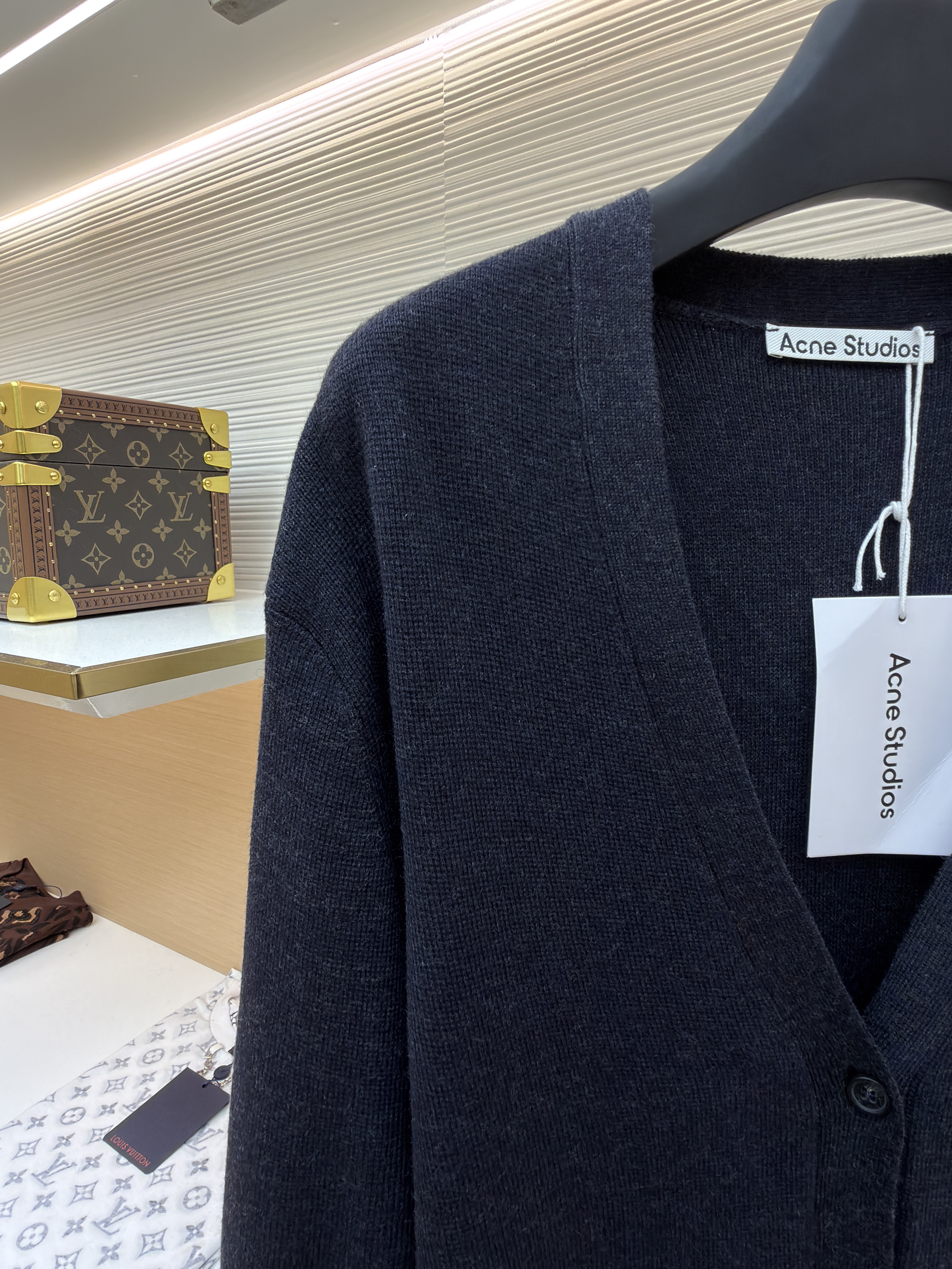 Acne Studios V领金属小圆标羊毛开衫 毛衣 针织衫 长袖 黑色 B0