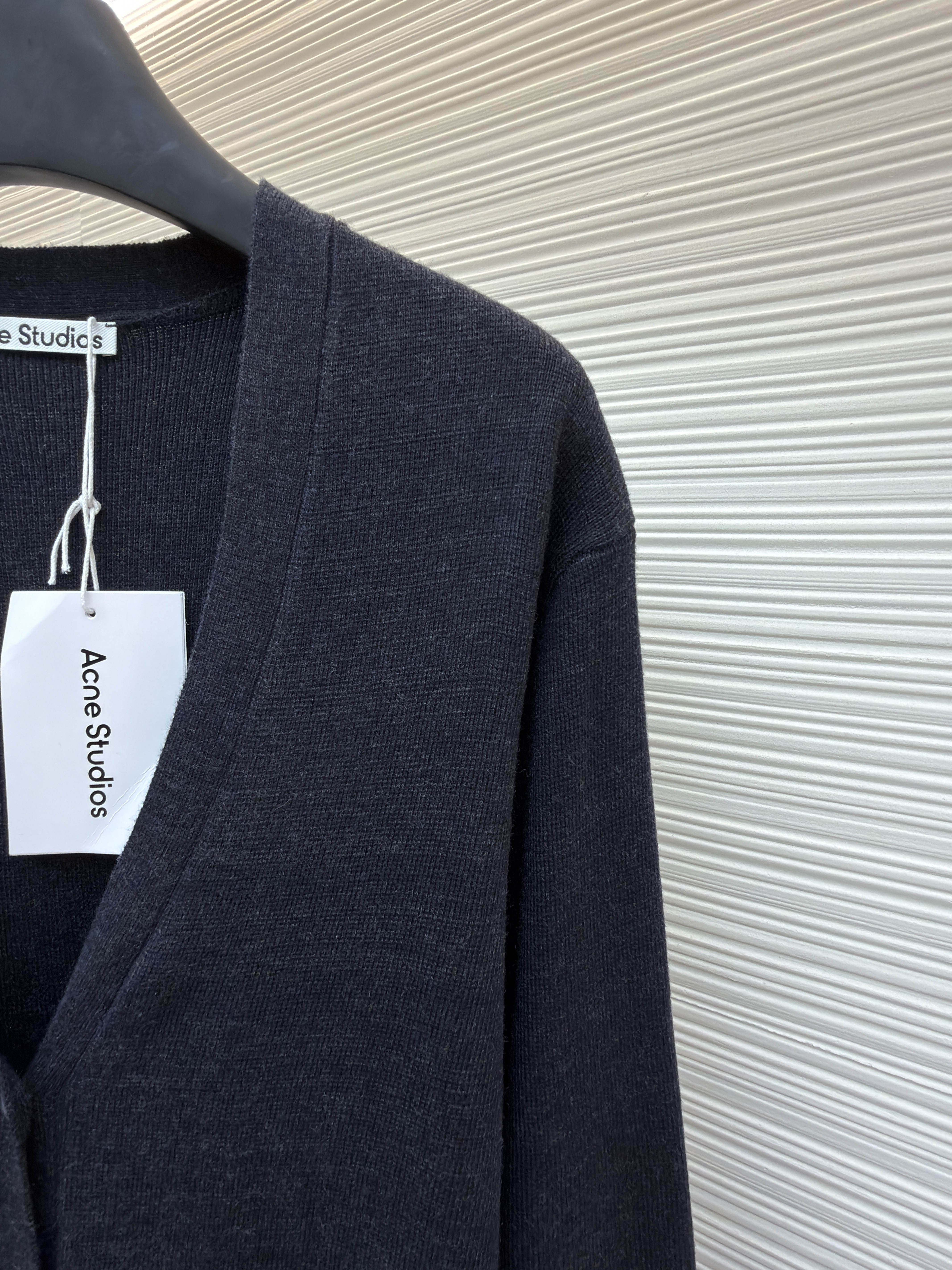 Acne Studios V领金属小圆标羊毛开衫 毛衣 针织衫 长袖 黑色 B0