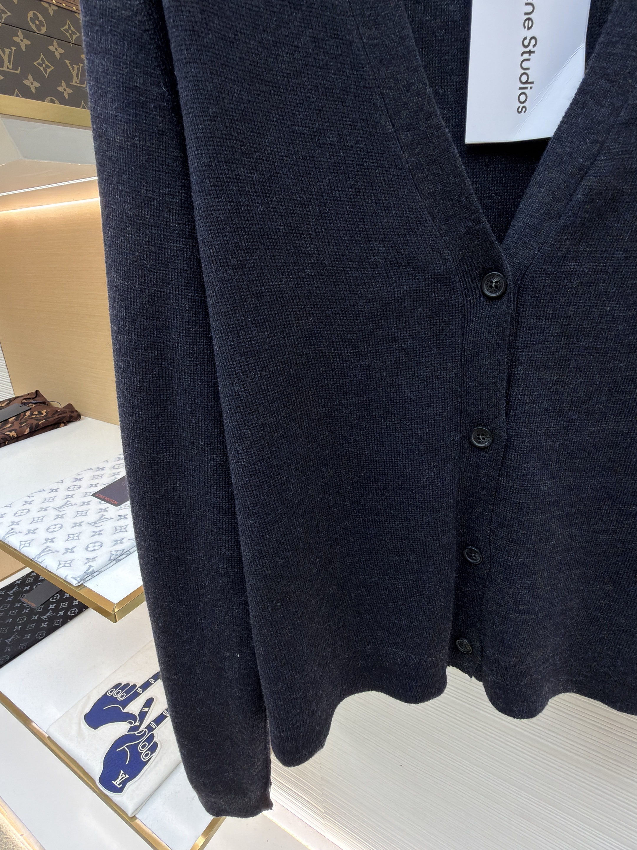 Acne Studios V领金属小圆标羊毛开衫 毛衣 针织衫 长袖 黑色 B0