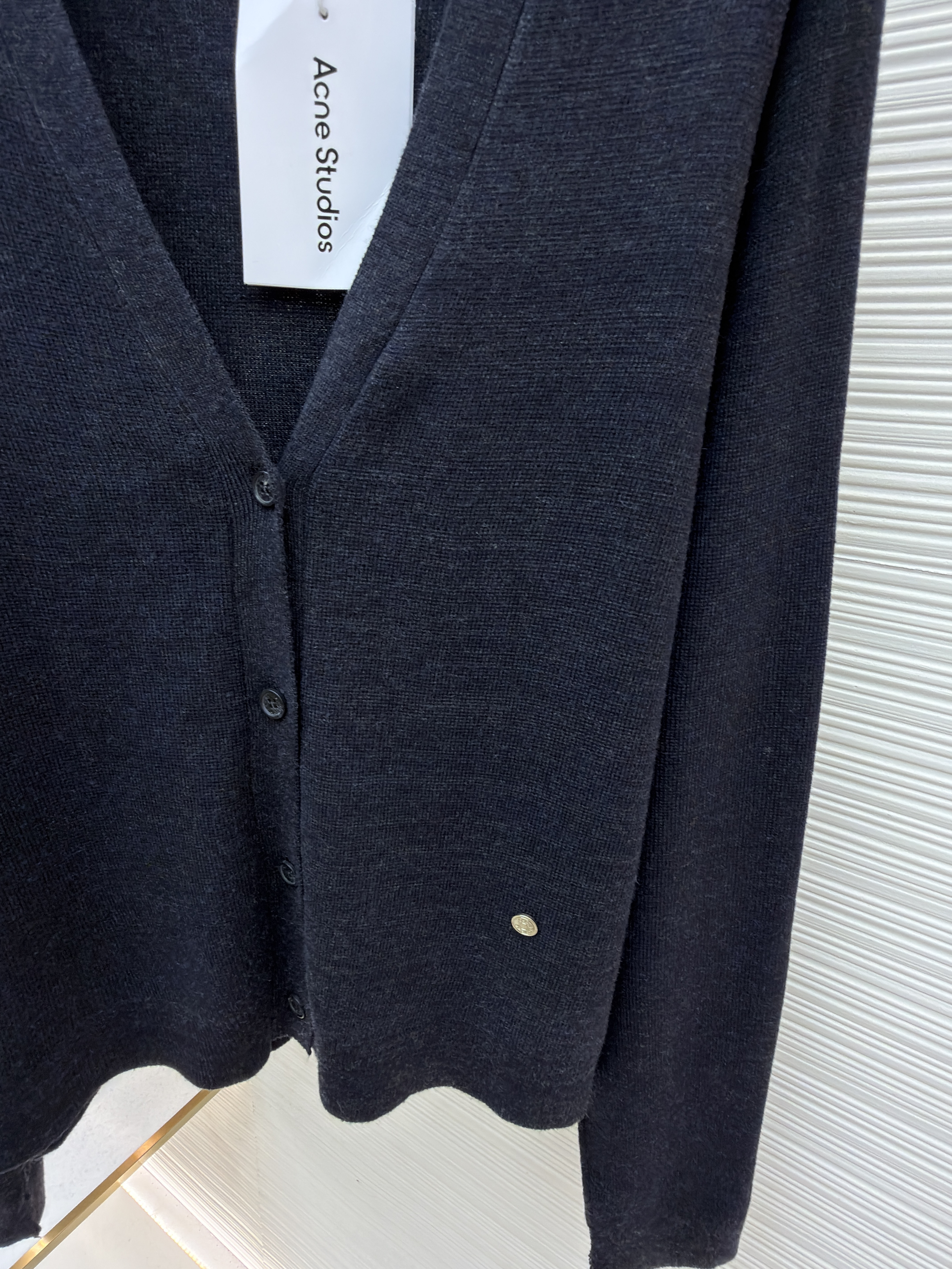 Acne Studios V领金属小圆标羊毛开衫 毛衣 针织衫 长袖 黑色 B0