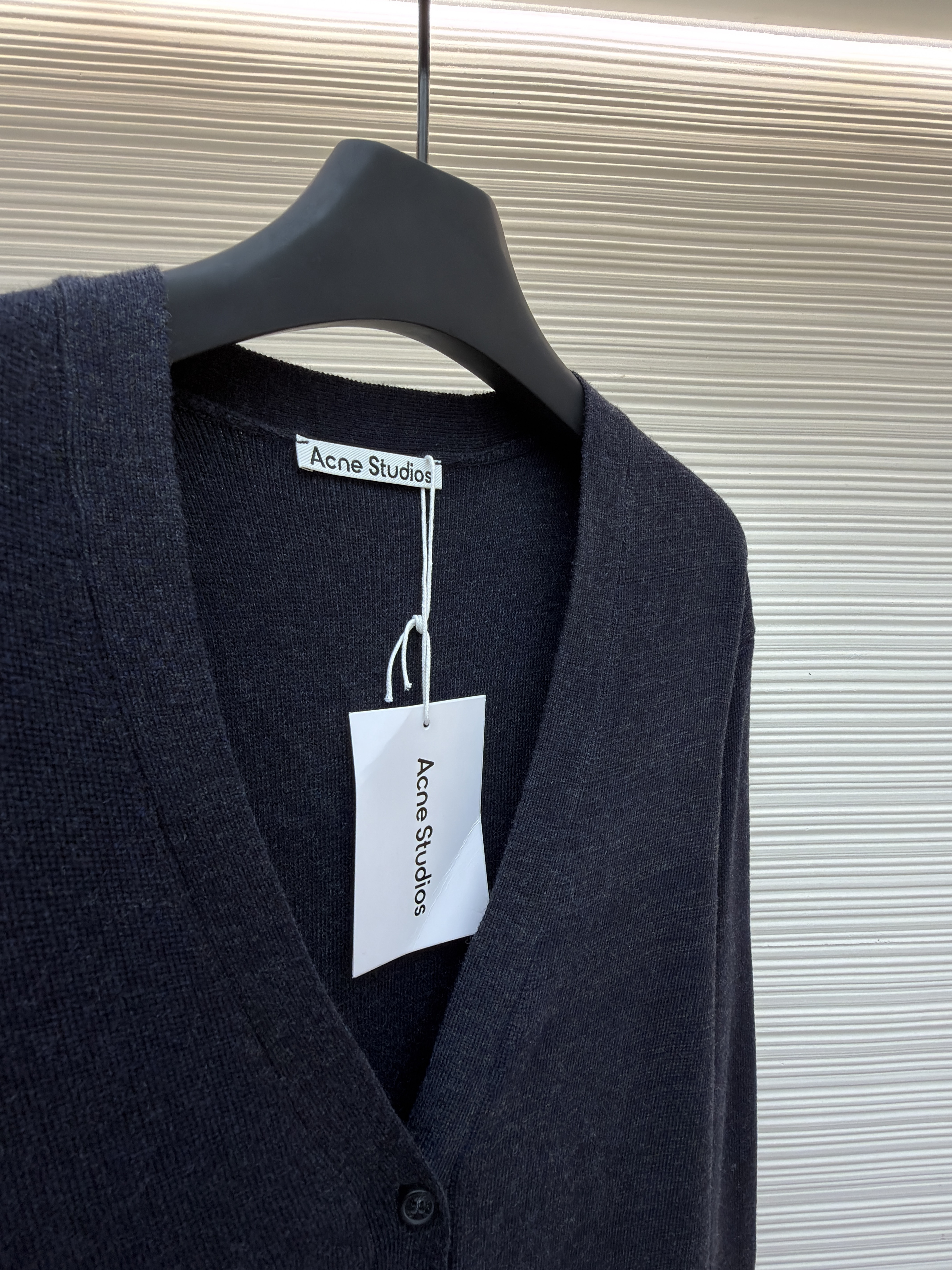 Acne Studios V领金属小圆标羊毛开衫 毛衣 针织衫 长袖 黑色 B0