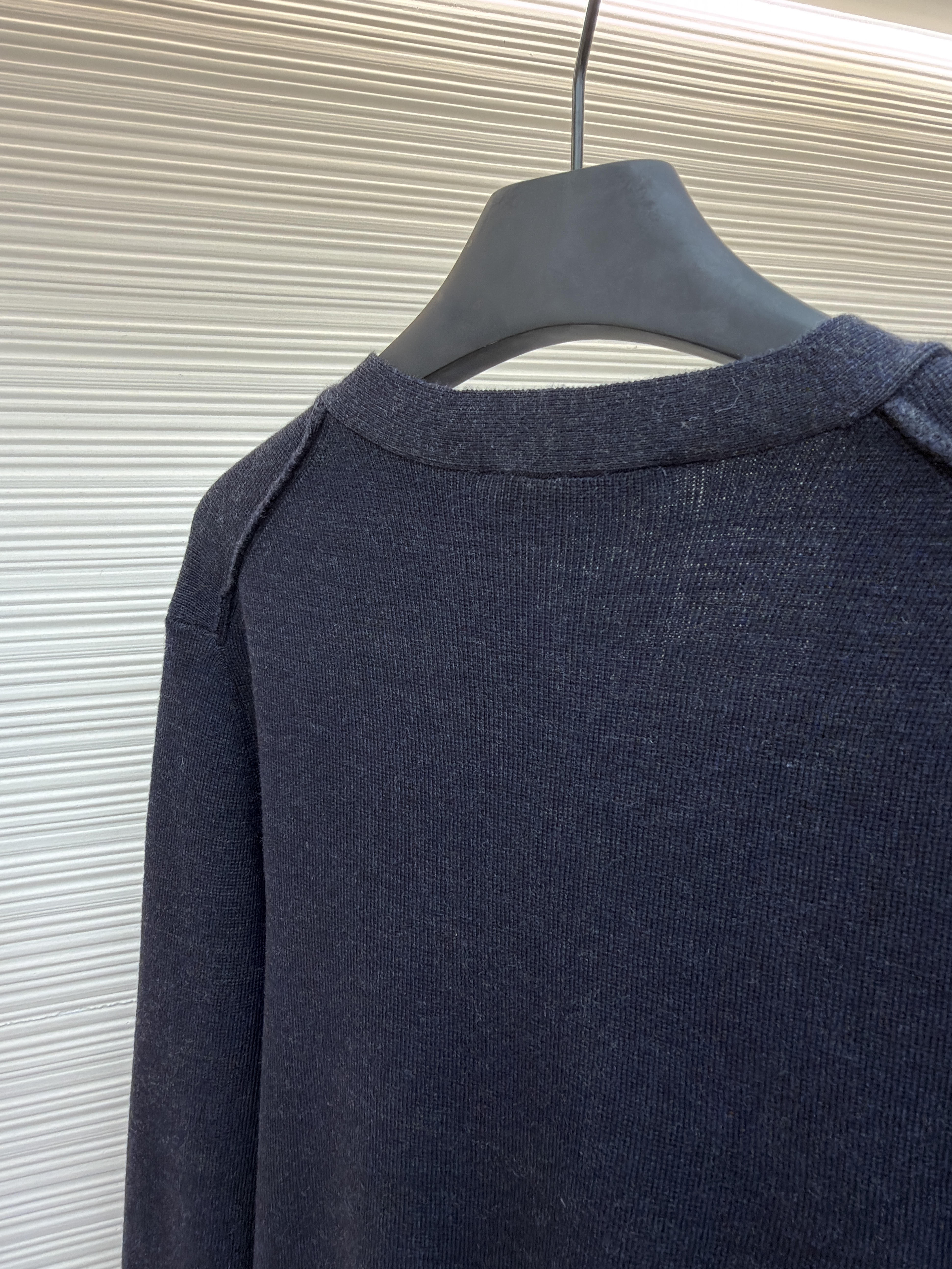 Acne Studios V领金属小圆标羊毛开衫 毛衣 针织衫 长袖 黑色 B0
