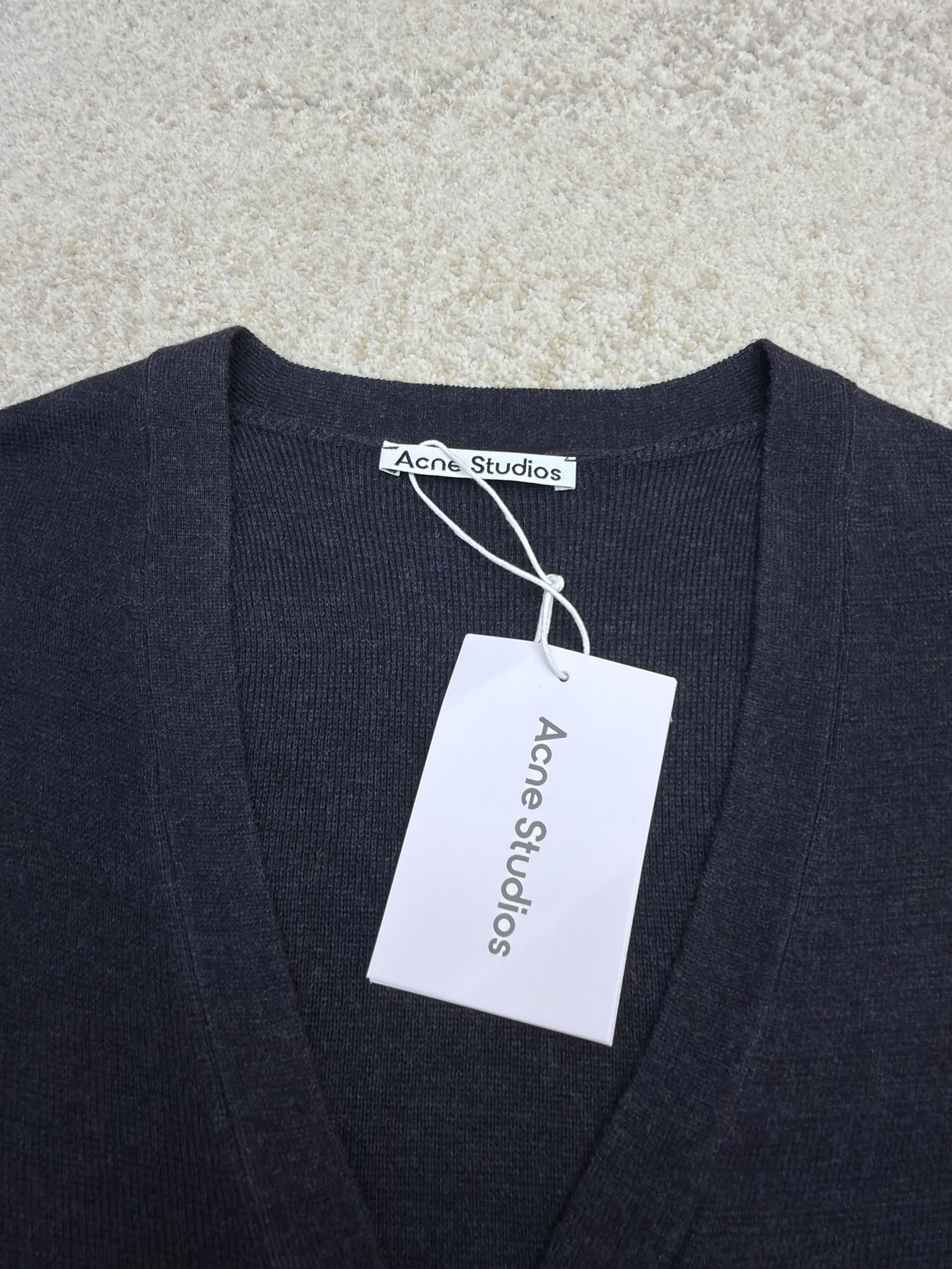 Acne Studios V领金属小圆标羊毛开衫 毛衣 针织衫 长袖 黑色 B0