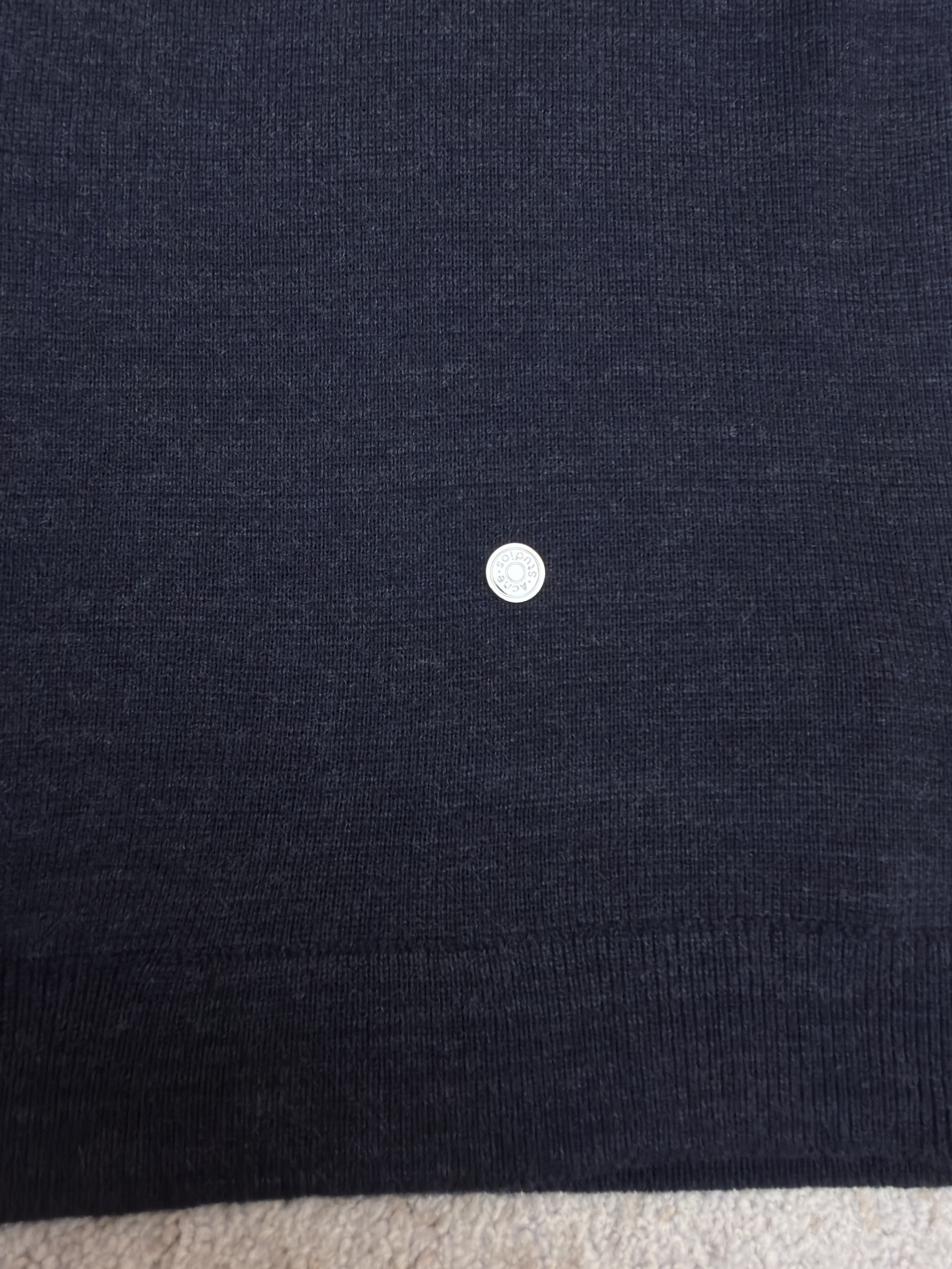 Acne Studios V领金属小圆标羊毛开衫 毛衣 针织衫 长袖 黑色 B0