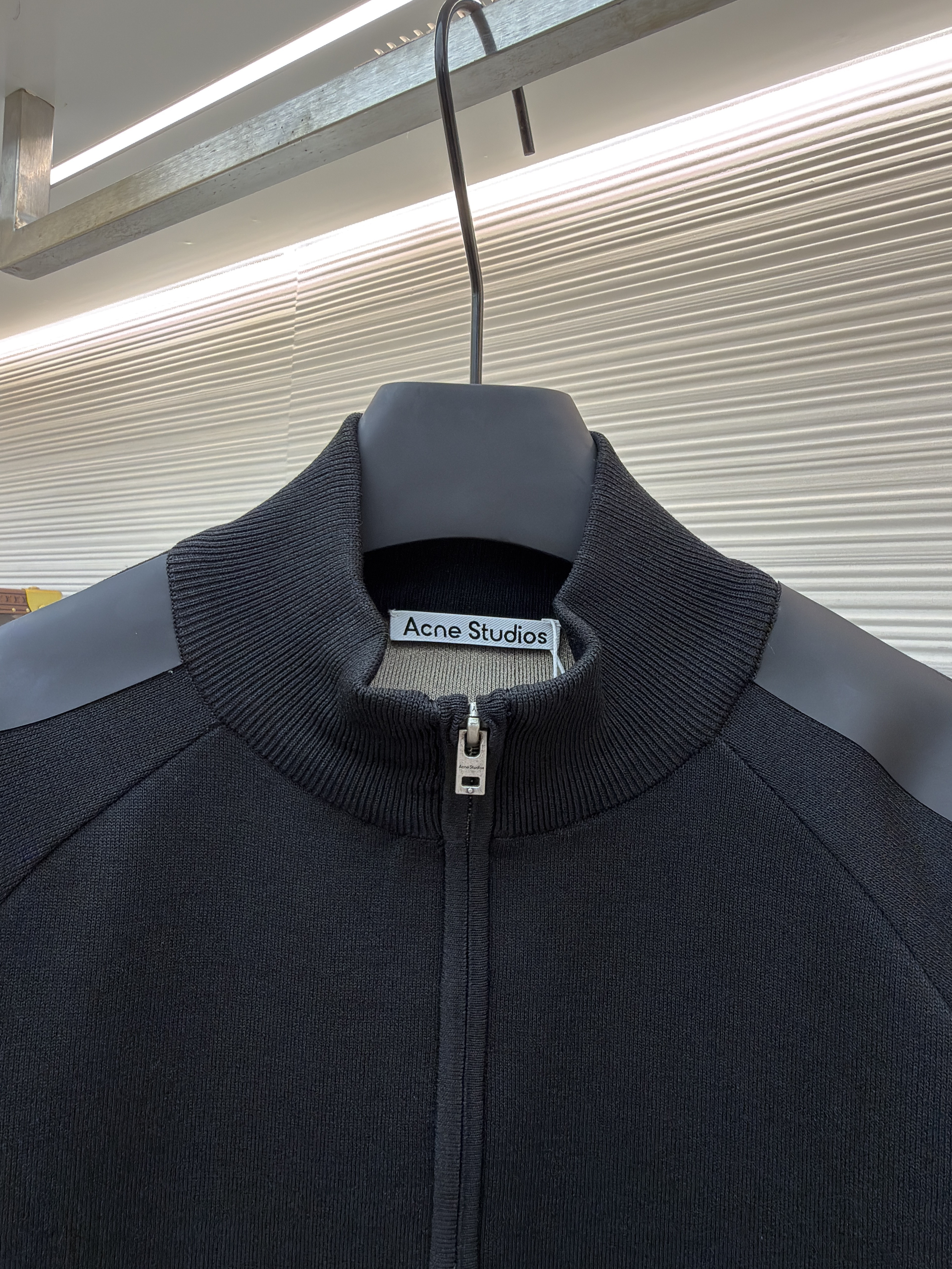 Acne Studios 背面硅胶压花皮革拉链针织开衫 毛衣 针织衫 外套 长袖 白色 黑色 B0