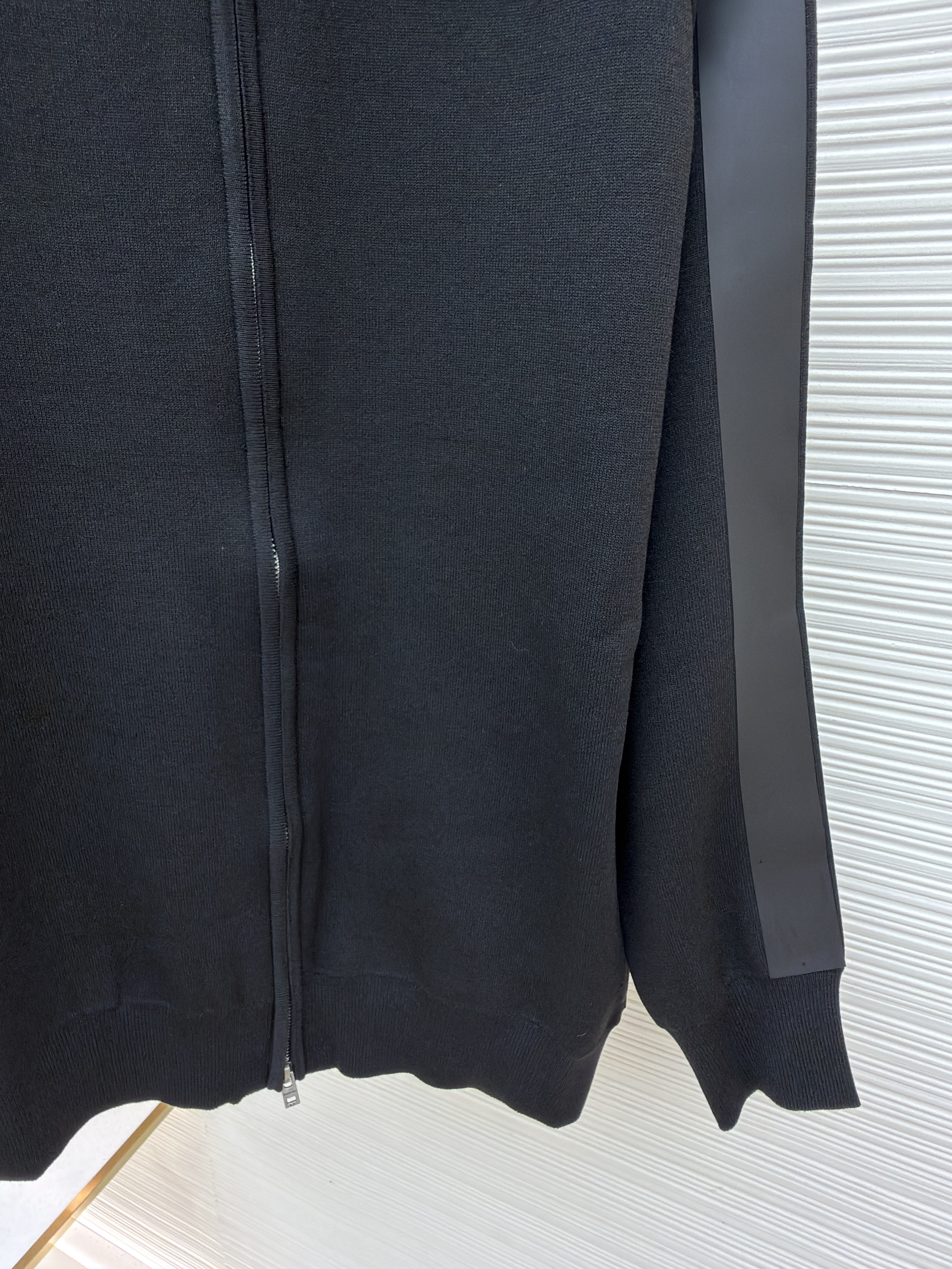 Acne Studios 背面硅胶压花皮革拉链针织开衫 毛衣 针织衫 外套 长袖 白色 黑色 B0