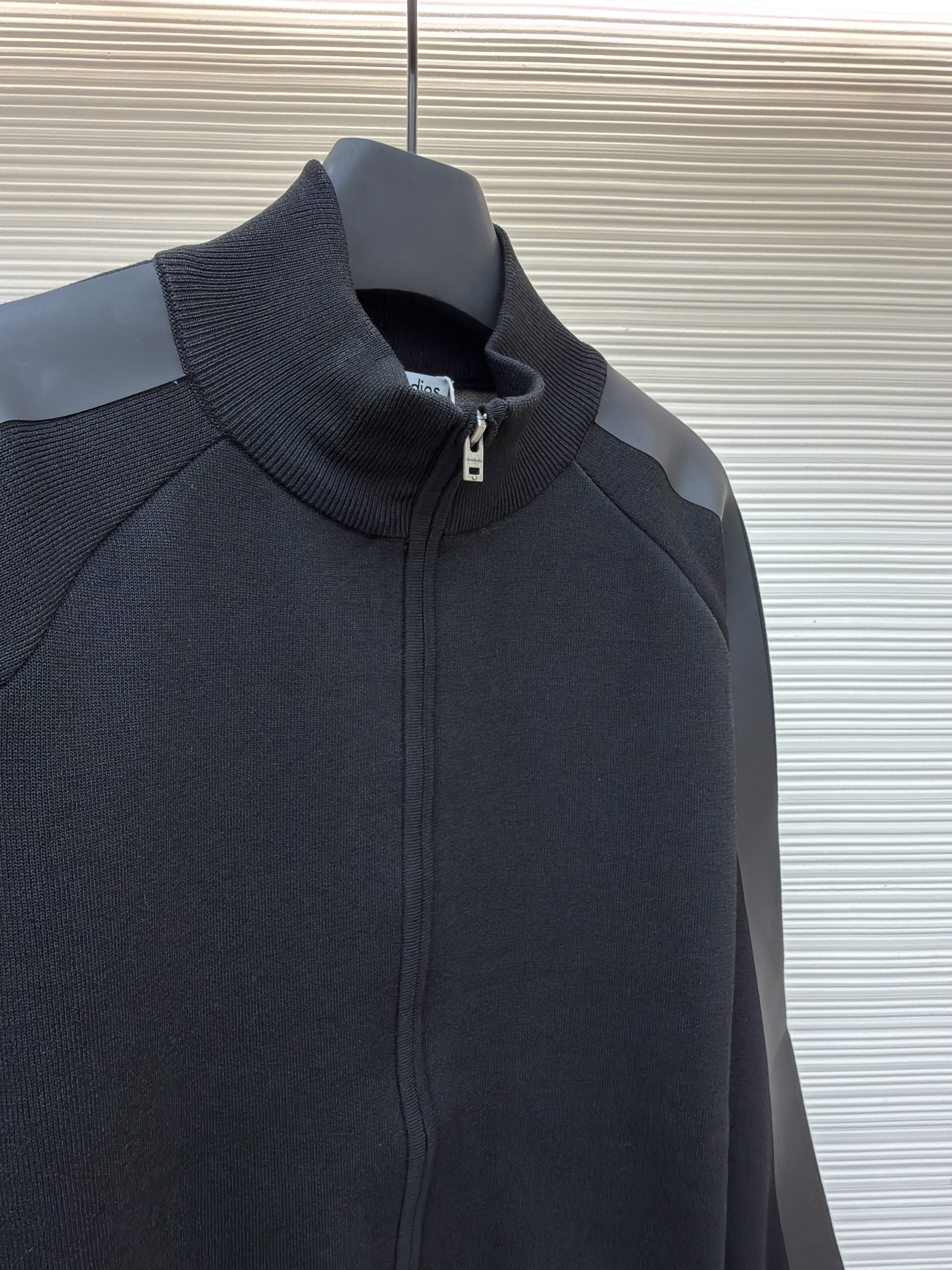 Acne Studios 背面硅胶压花皮革拉链针织开衫 毛衣 针织衫 外套 长袖 白色 黑色 B0