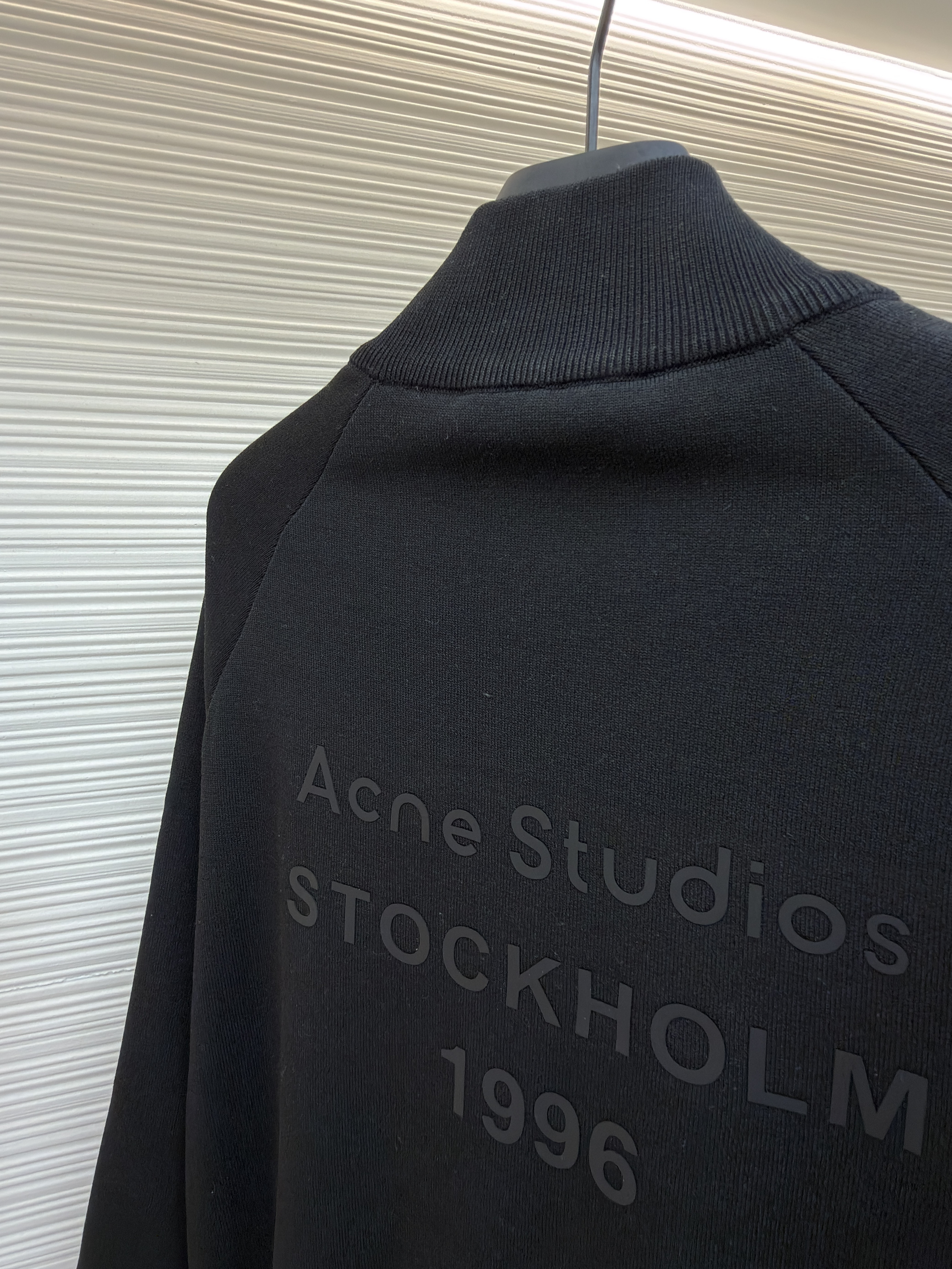 Acne Studios 背面硅胶压花皮革拉链针织开衫 毛衣 针织衫 外套 长袖 白色 黑色 B0