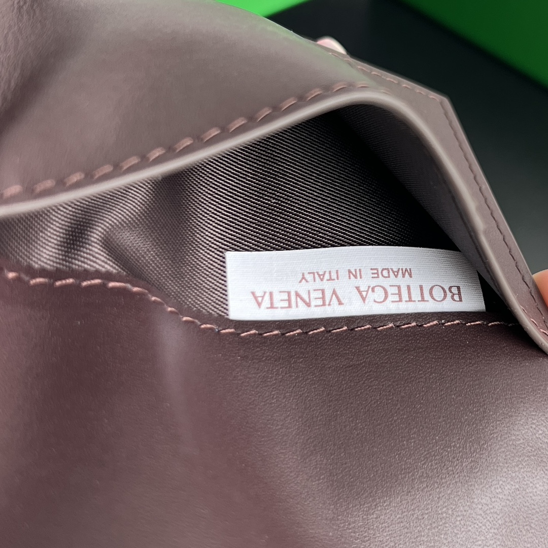 BV Bottega Veneta 葆蝶 Intrecciato 牛皮革 护照夹  B0-817398V4