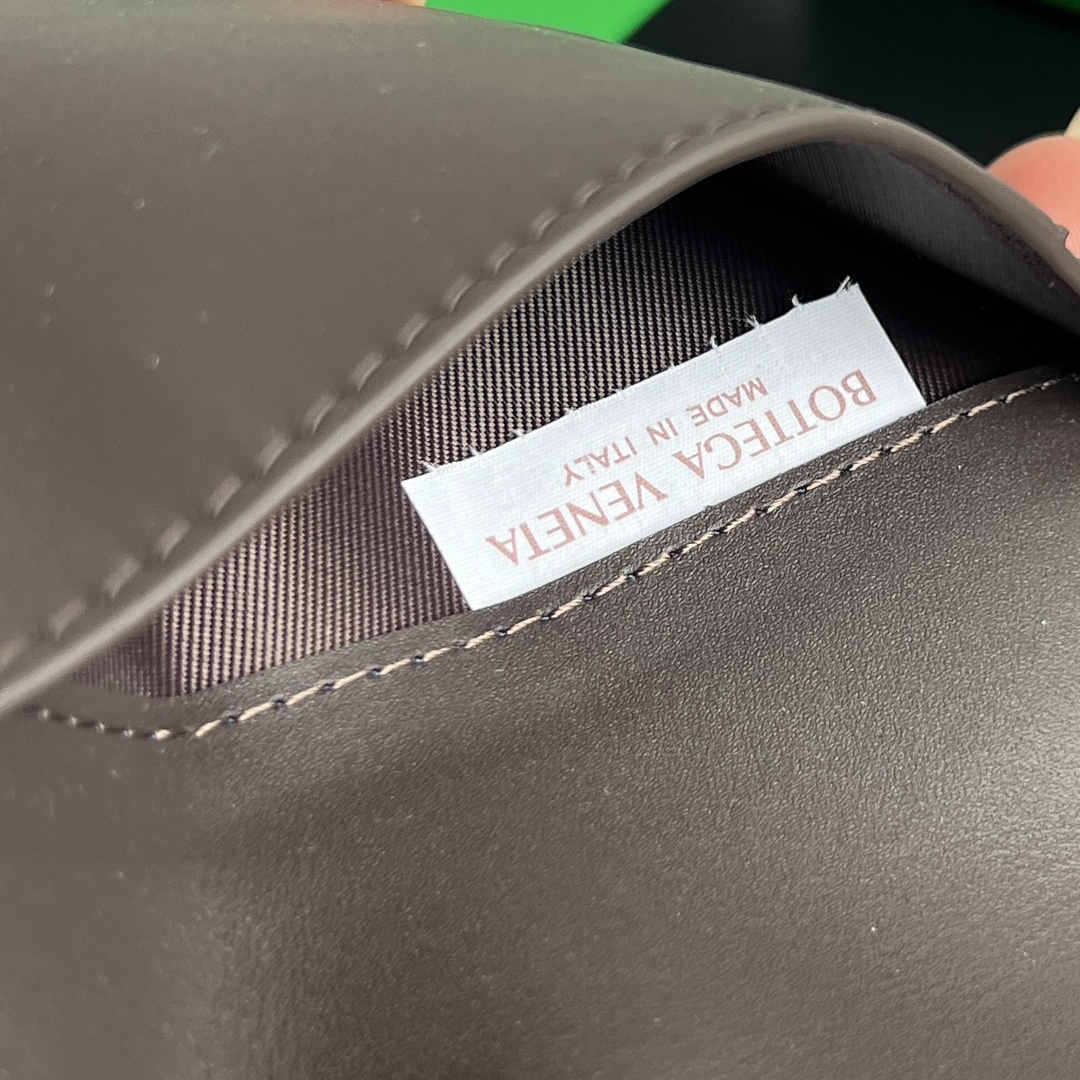 BV Bottega Veneta 葆蝶 Intrecciato 牛皮革 护照夹  B0-817398V4