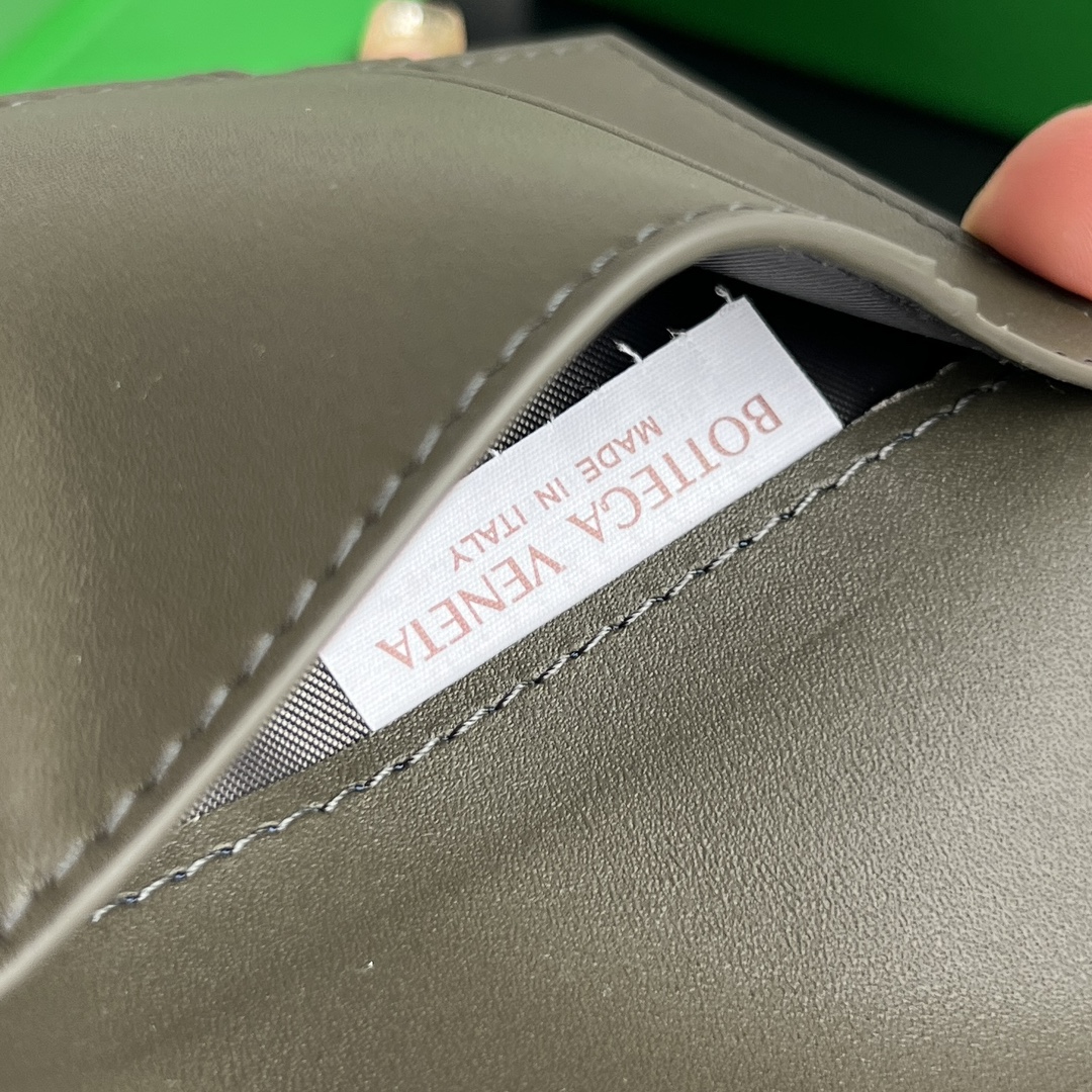 BV Bottega Veneta 葆蝶 Intrecciato 牛皮革 护照夹  B0-817398V4