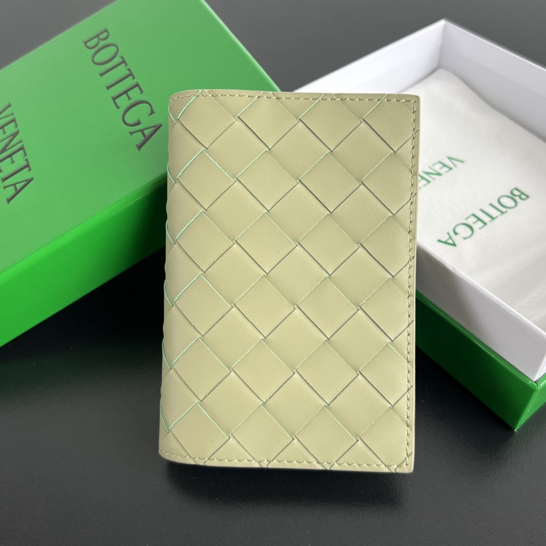 拼色 洞石绿/鼠尾草 BV Bottega Veneta 葆蝶 Intrecciato 牛皮革 护照夹 编织 B0-607482