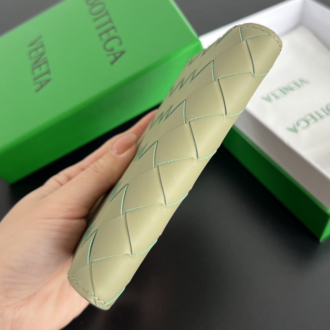 拼色 洞石绿/鼠尾草 BV Bottega Veneta 葆蝶 Intrecciato 牛皮革 护照夹 编织 B0-607482