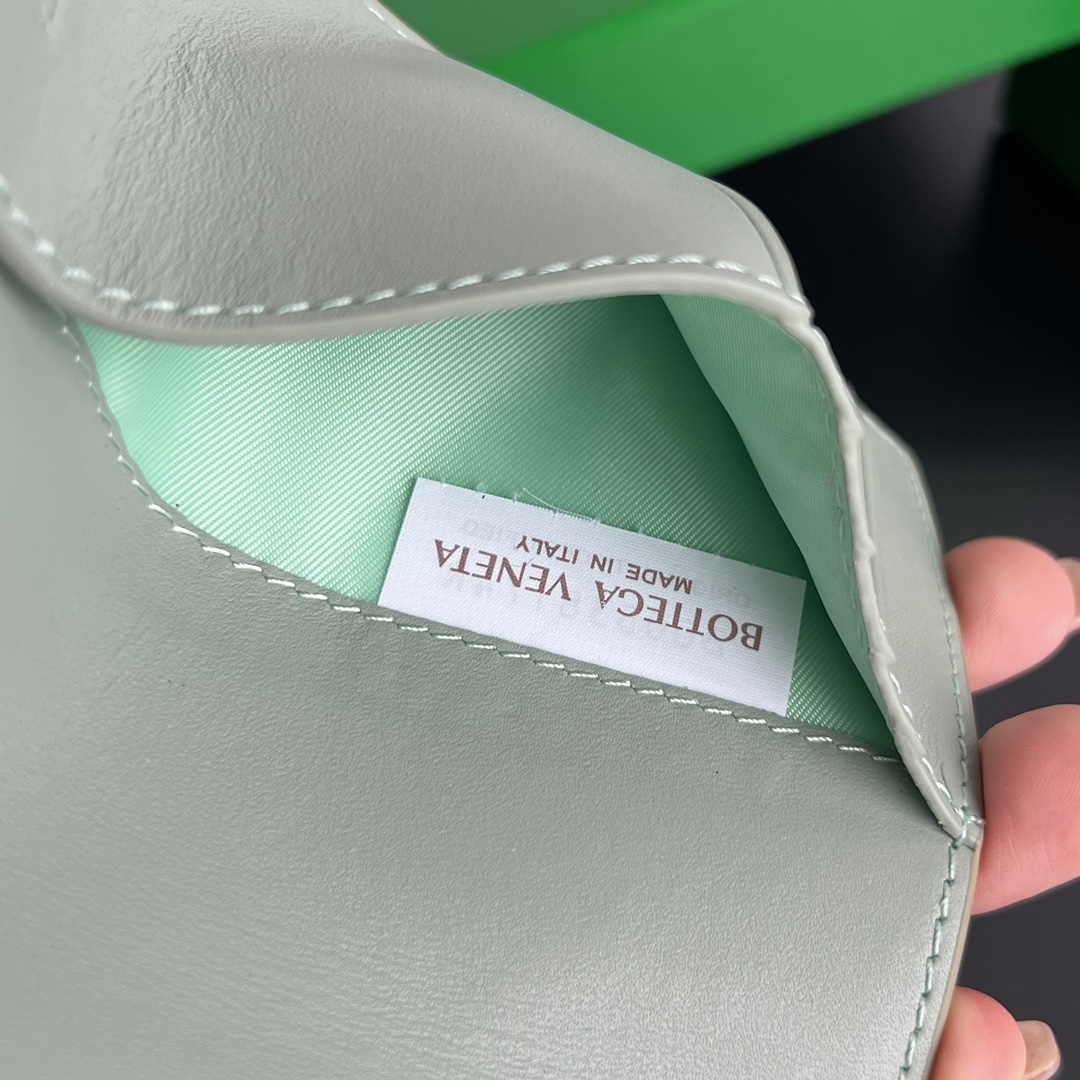 拼色 洞石绿/鼠尾草 BV Bottega Veneta 葆蝶 Intrecciato 牛皮革 护照夹 编织 B0-607482
